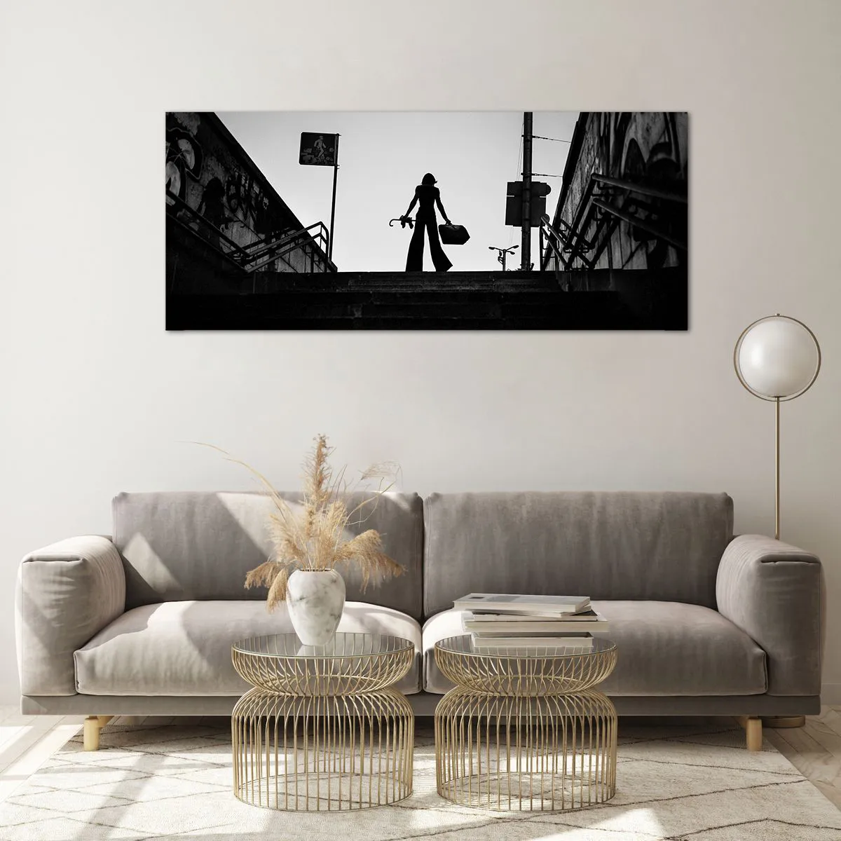 Impression sur verre - Image sur verre - Une figure de femme dans les escaliers en noir et blanc avec une atmosphère dynamique - 120x50cm - Pèlerinage urbain - Décoration murale moderne pour le salon et la chambre ARTTOR
