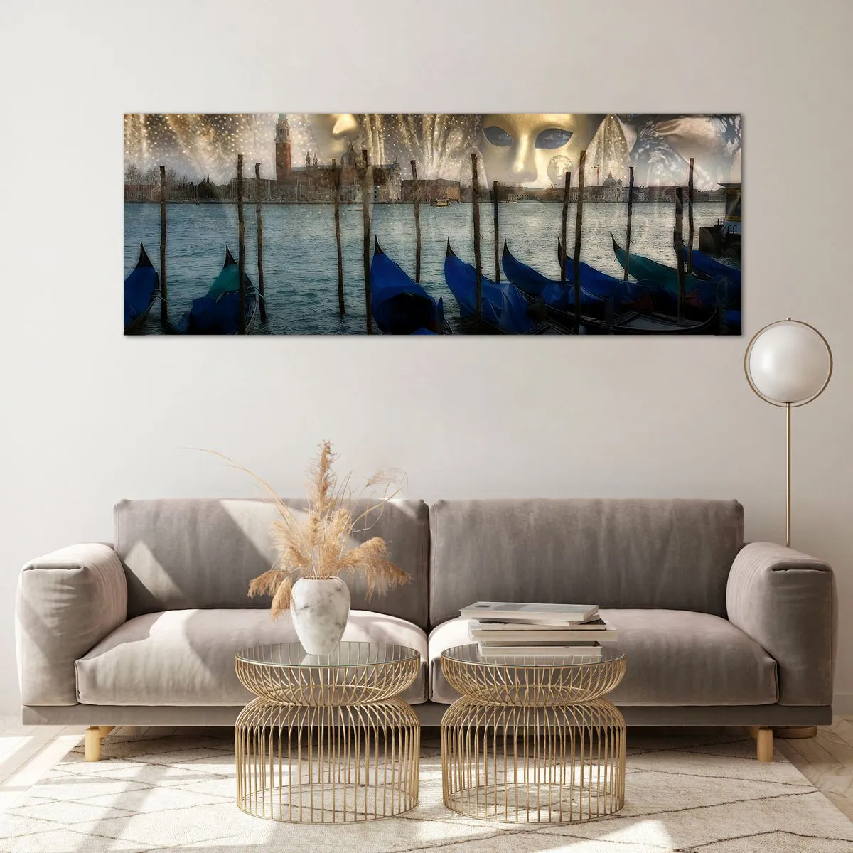 Quadro su vetro - Maschere di carnevale veneziane e gondole sullo sfondo della città e dell'acqua - 140x50cm - È ora di iniziare il carnevale - Decorazione murale moderna per soggiorno e camera da letto ARTTOR