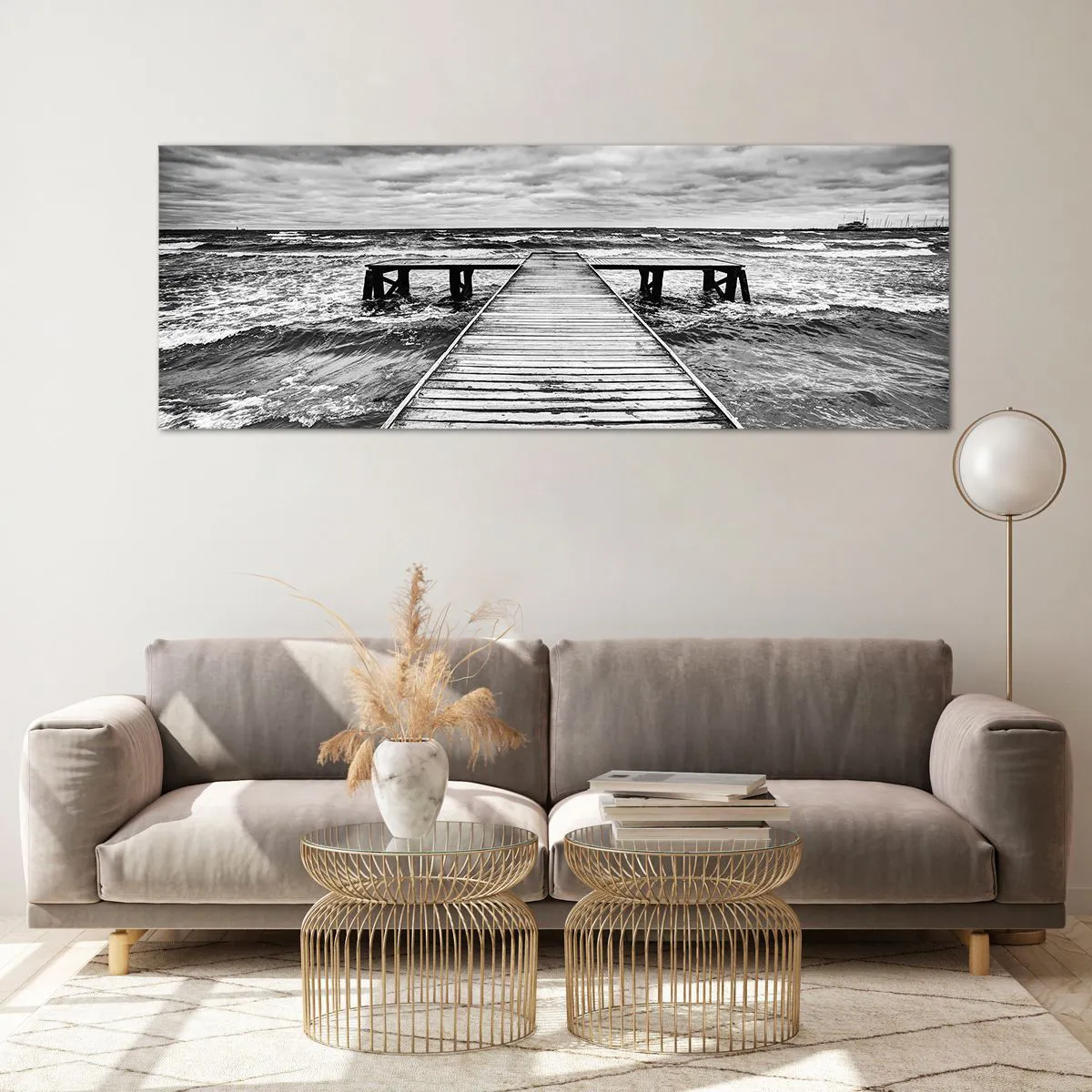 Impression sur verre - Image sur verre - Une vue en noir et blanc d'une jetée en bois sur une mer agitée. - 140x50cm - J'attends que le vent, ça le chassera... - Décoration murale moderne pour le salon et la chambre ARTTOR