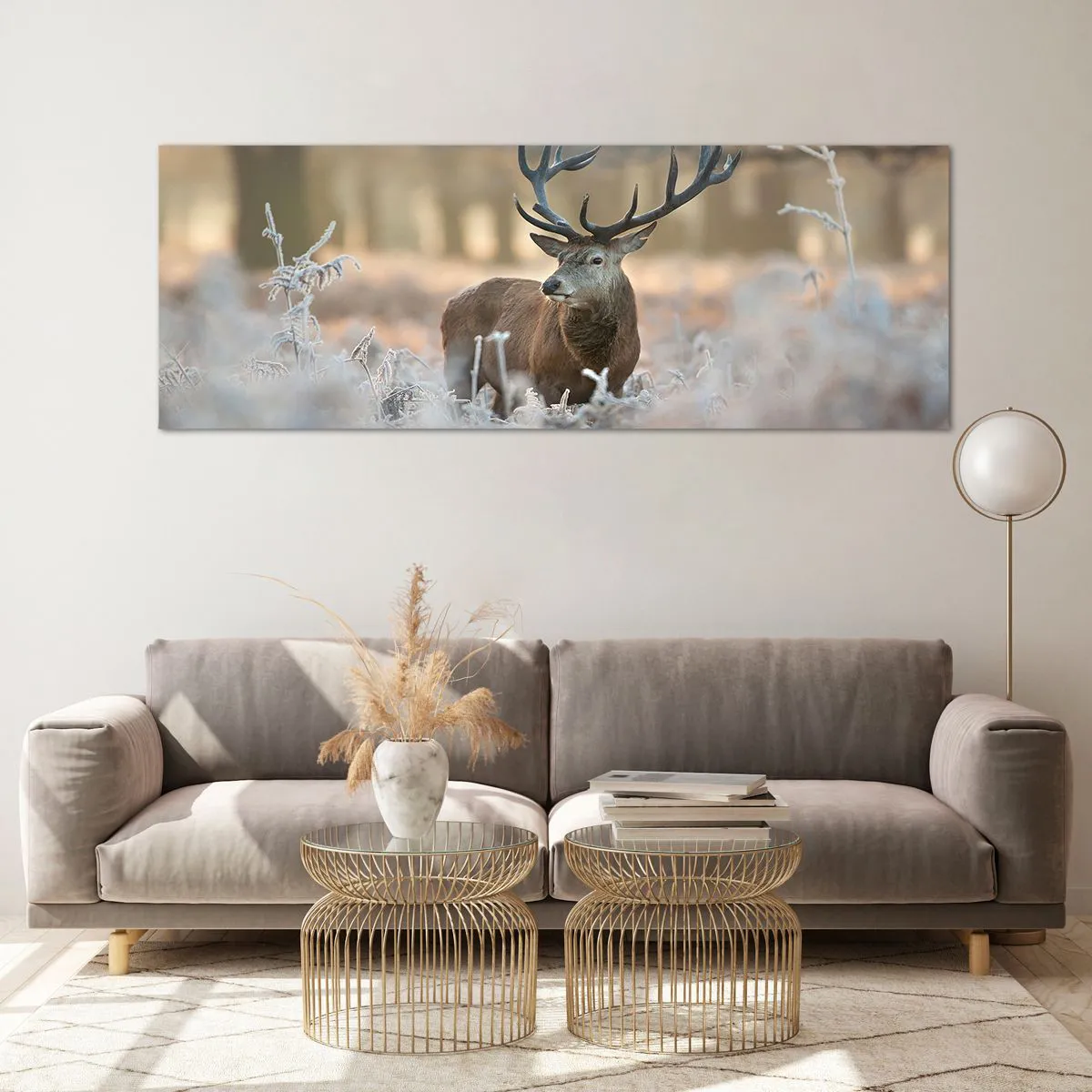 Impression sur verre - Image sur verre - Un cerf dans une clairière givrée dans une forêt hivernale aux couleurs subtiles - 140x50cm - Une matinée animée - Décoration murale moderne pour le salon et la chambre ARTTOR