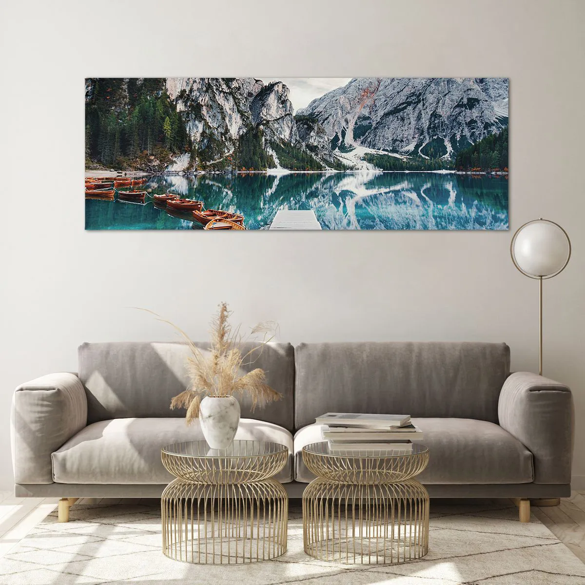 Glasbild - Bild auf glas - Ein See mit Booten, umgeben von Bergen - 140x50cm - Wir zeigen Ihnen Schönheit - Moderne Wanddekoration für Wohnzimmer und Schlafzimmer ARTTOR