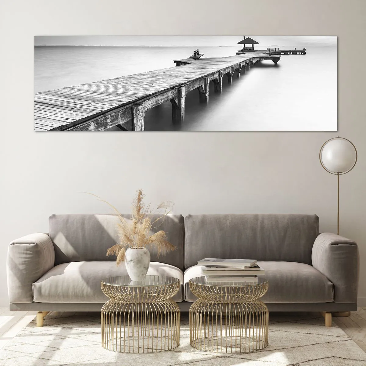 Glasbild - Bild auf glas - Eine Schwarzweißansicht eines Holzstegs über ruhigem Wasser. - 160x50cm - In die Ferne - Moderne Wanddekoration für Wohnzimmer und Schlafzimmer ARTTOR