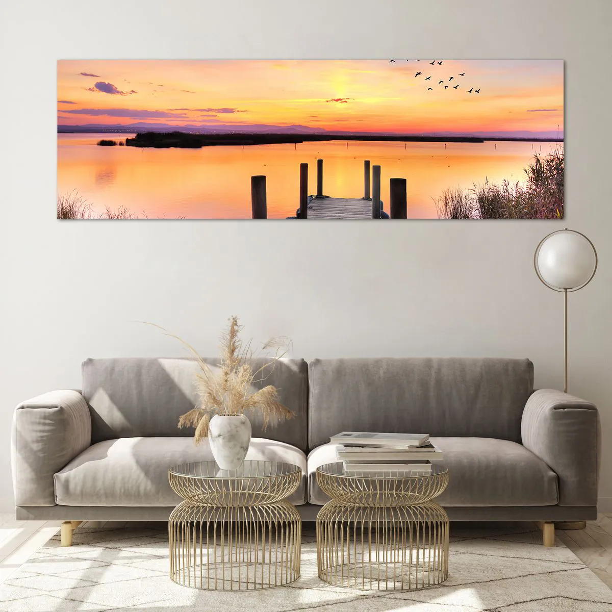 Impression sur verre - Image sur verre - Une jetée sur un lac au coucher du soleil avec des oiseaux dans le ciel - 160x50cm - Aube silencieuse violette - Décoration murale moderne pour le salon et la chambre ARTTOR