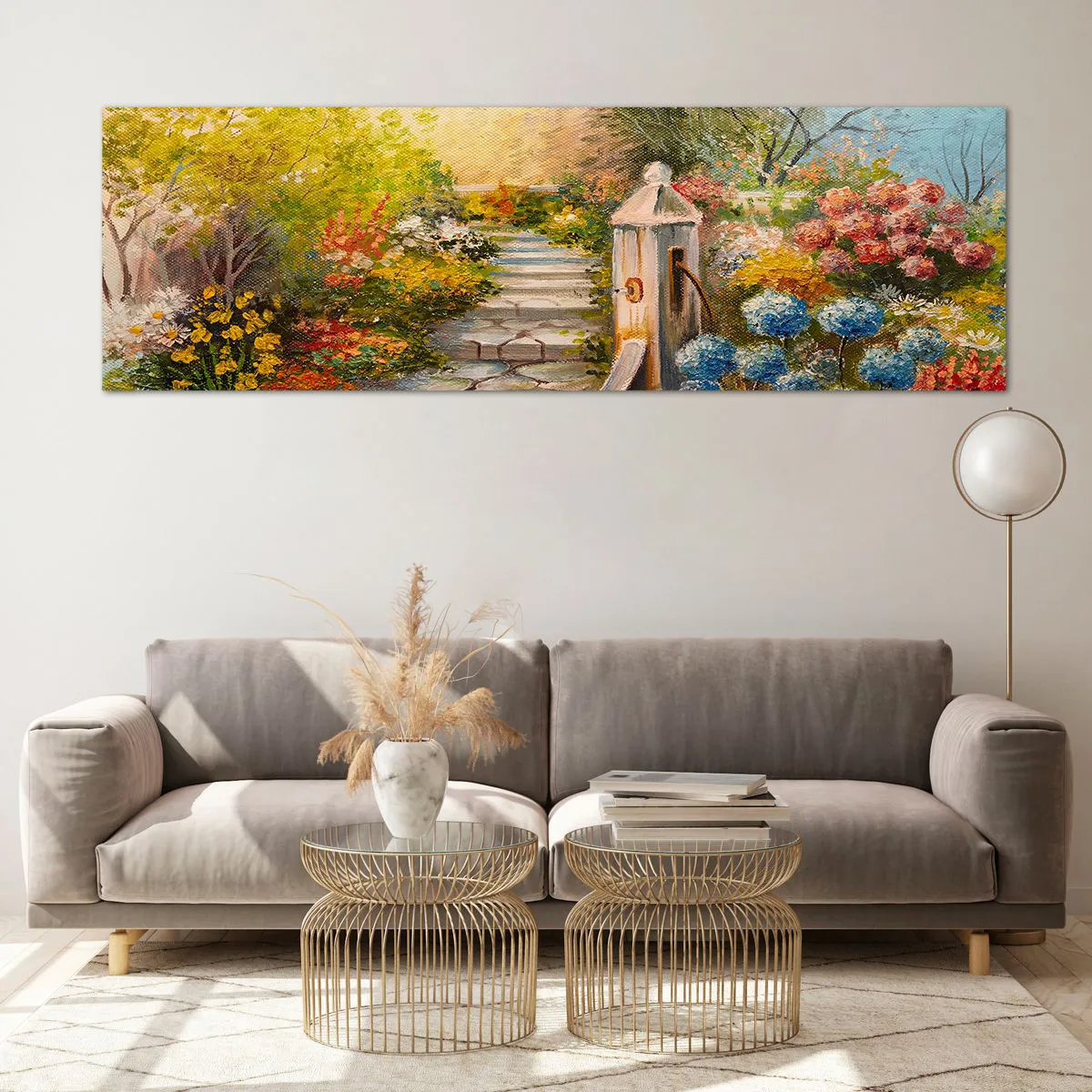 Glasbild - Bild auf glas - Ein malerischer Garten mit einem Brunnen und bunten Blumen - 160x50cm - In voller Blüte - Moderne Wanddekoration für Wohnzimmer und Schlafzimmer ARTTOR