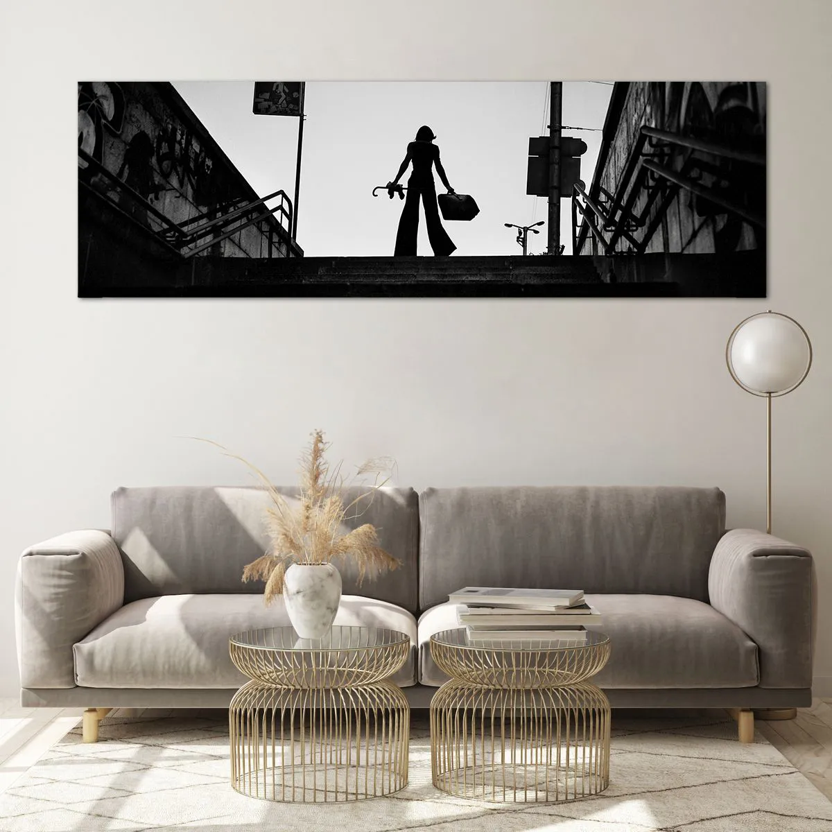 Glasbild - Bild auf glas - Eine Frauenfigur auf der Treppe in Schwarzweiß mit dynamischer Atmosphäre - 160x50cm - Städtisches Wandern - Moderne Wanddekoration für Wohnzimmer und Schlafzimmer ARTTOR