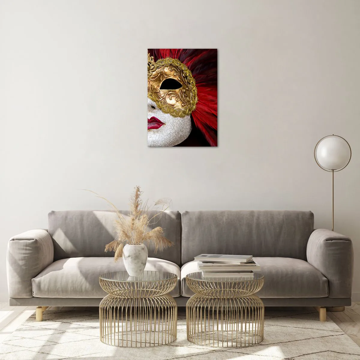 Obraz na szkle - Złota maska karnawałowa z czerwonymi piórami - 50x70cm - Obietnica karnawałowej przygody - Nowoczesna dekoracja ścienna do salonu, kuchni i sypialni ARTTOR
