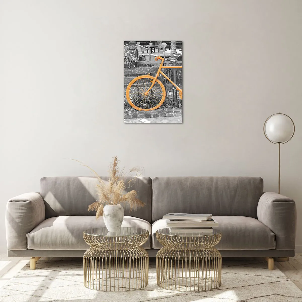 Impression sur verre - Image sur verre - Illustration d'un vélo peint en orange sur un fond noir et blanc. - 50x70cm - Allez, je vais attendre ici - Décoration murale moderne pour le salon et la chambre ARTTOR