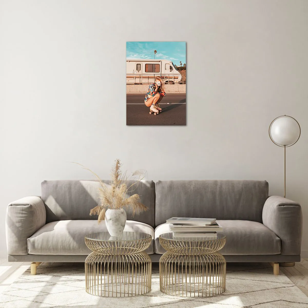 Impression sur verre - Image sur verre - Une fille en patins à roulettes prenant des photos sous le soleil californien. - 50x70cm - Souriez s'il-vous-plait! - Décoration murale moderne pour le salon et la chambre ARTTOR