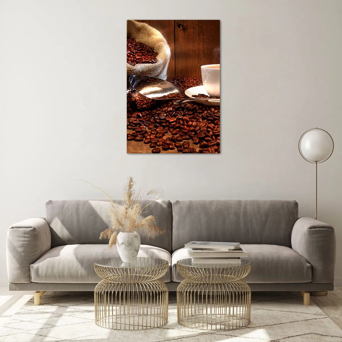 Impression sur verre - Image sur verre - Une tasse de café avec des grains de café et un sac de céréales en arrière-plan - 70x100cm - Sentez-vous cette odeur? - Décoration murale moderne pour le salon et la chambre ARTTOR