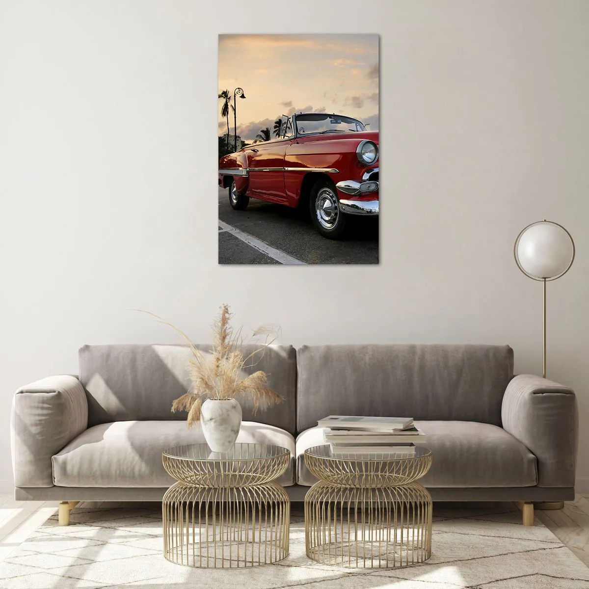 Obraz na szkle - Czerwony klasyczny kabriolet zaparkowany przy palmach o zmierzchu - 70x100cm - Czerwony żar tropików - Nowoczesna dekoracja ścienna do salonu i sypialni ARTTOR