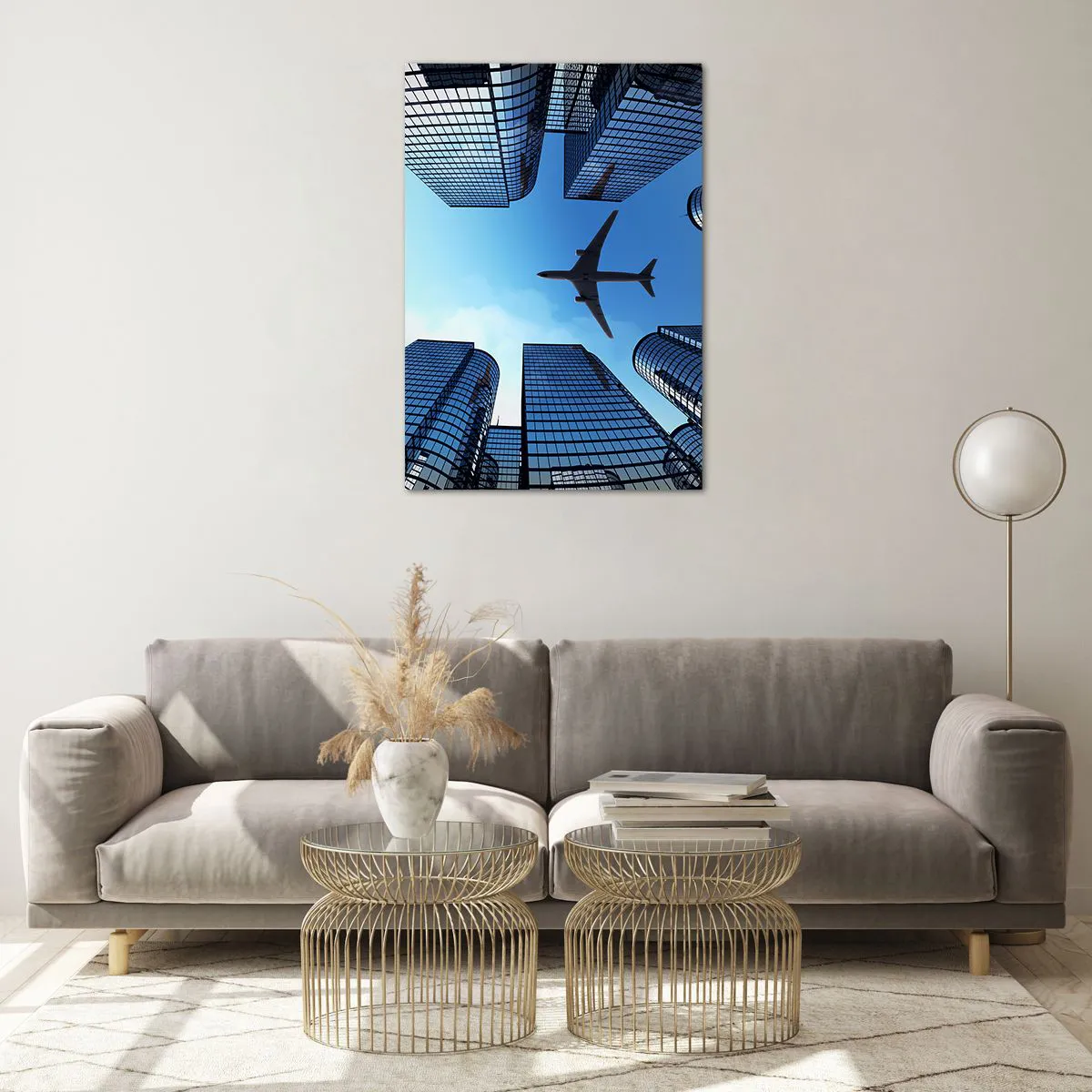 Glasbild - Bild auf glas - Ein Flugzeug fliegt über moderne Wolkenkratzer im Stadtzentrum. - 70x100cm - Der Blick aus der Glasschlucht - Moderne Wanddekoration für Wohnzimmer und Schlafzimmer ARTTOR