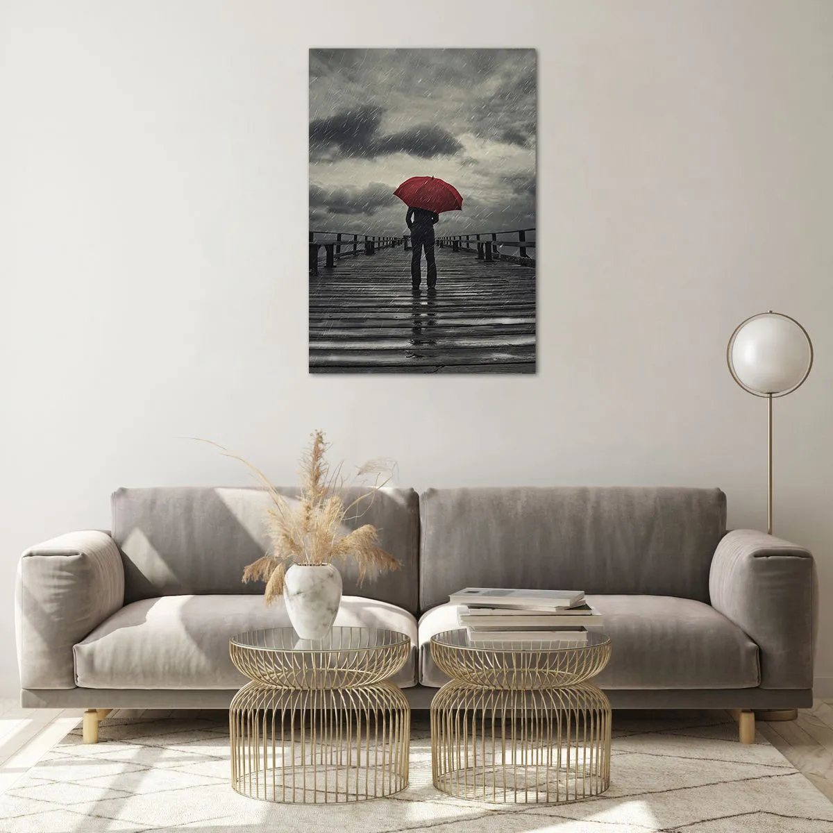 Glasbild - Bild auf glas - Eine Person mit einem roten Regenschirm auf einem verregneten Pier - 70x100cm - Es ist egal, dass es regnet - Moderne Wanddekoration für Wohnzimmer und Schlafzimmer ARTTOR