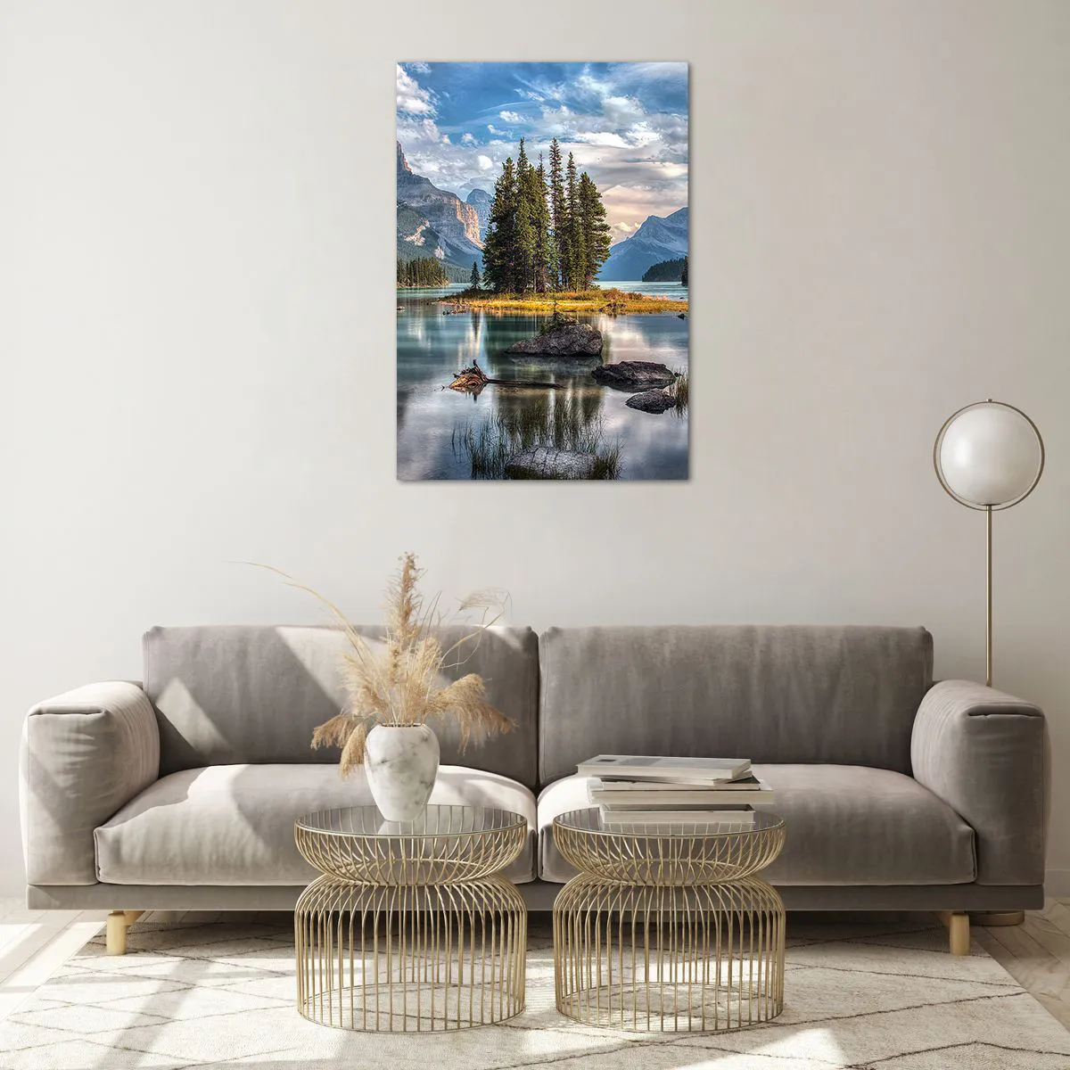 Glasbild - Bild auf glas - Eine Berglandschaft mit einer Insel, umgeben von einem ruhigen See - 70x100cm - An dem tollen und sauberen Wasser ... - Moderne Wanddekoration für Wohnzimmer und Schlafzimmer ARTTOR