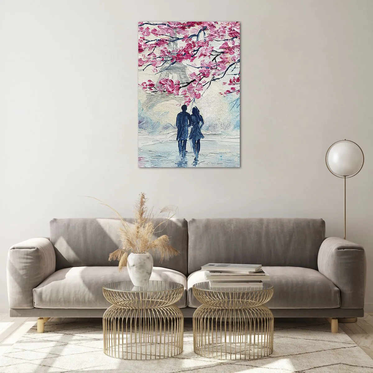 Glasbild - Bild auf glas - Ein Paar unter blühenden rosa Bäumen in romantischer Umgebung - 70x100cm - Romantischer Spaziergang - Moderne Wanddekoration für Wohnzimmer und Schlafzimmer ARTTOR