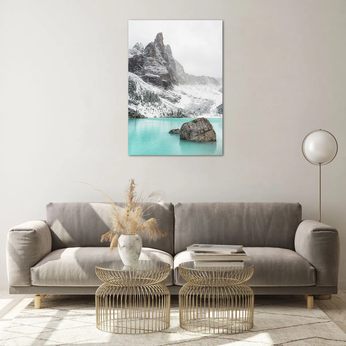 Impression sur verre - Image sur verre - Un paysage de montagne avec un lac entouré de sommets enneigés - 70x100cm - Sur ses gardes - Décoration murale moderne pour le salon et la chambre ARTTOR