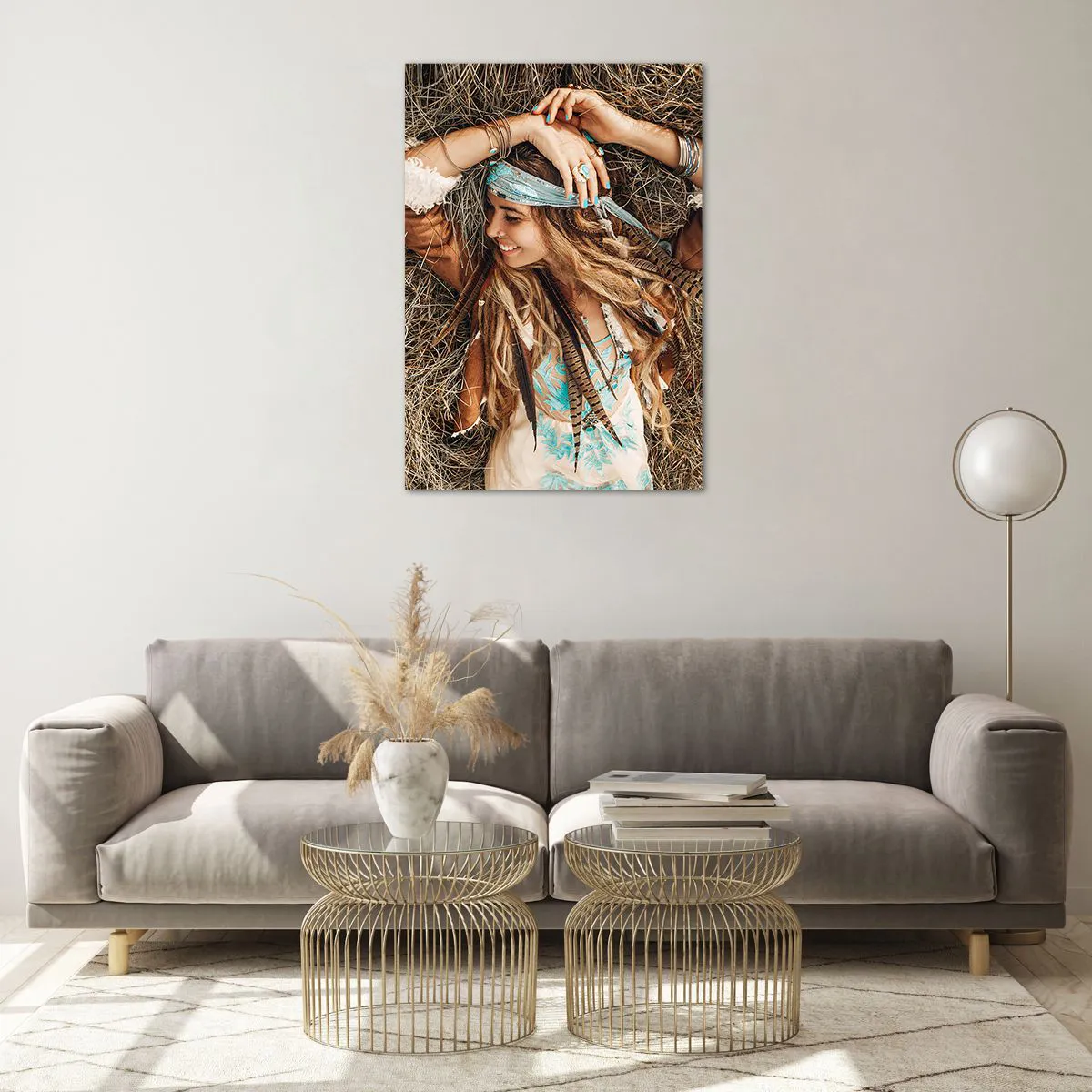 Obraz na szkle - Kobieta w stylu boho leżąca na sianie - 70x100cm - W drodze do lata miłości - Nowoczesna dekoracja ścienna do salonu i sypialni ARTTOR