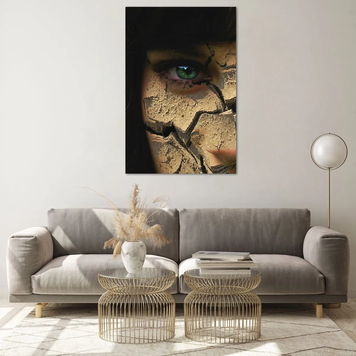 Impression sur verre - Image sur verre - Le visage d'une femme aux yeux verts recouvert d'une structure de terre craquelée - 80x120cm - Plaisir et effroi en même temps - Décoration murale moderne pour le salon et la chambre ARTTOR
