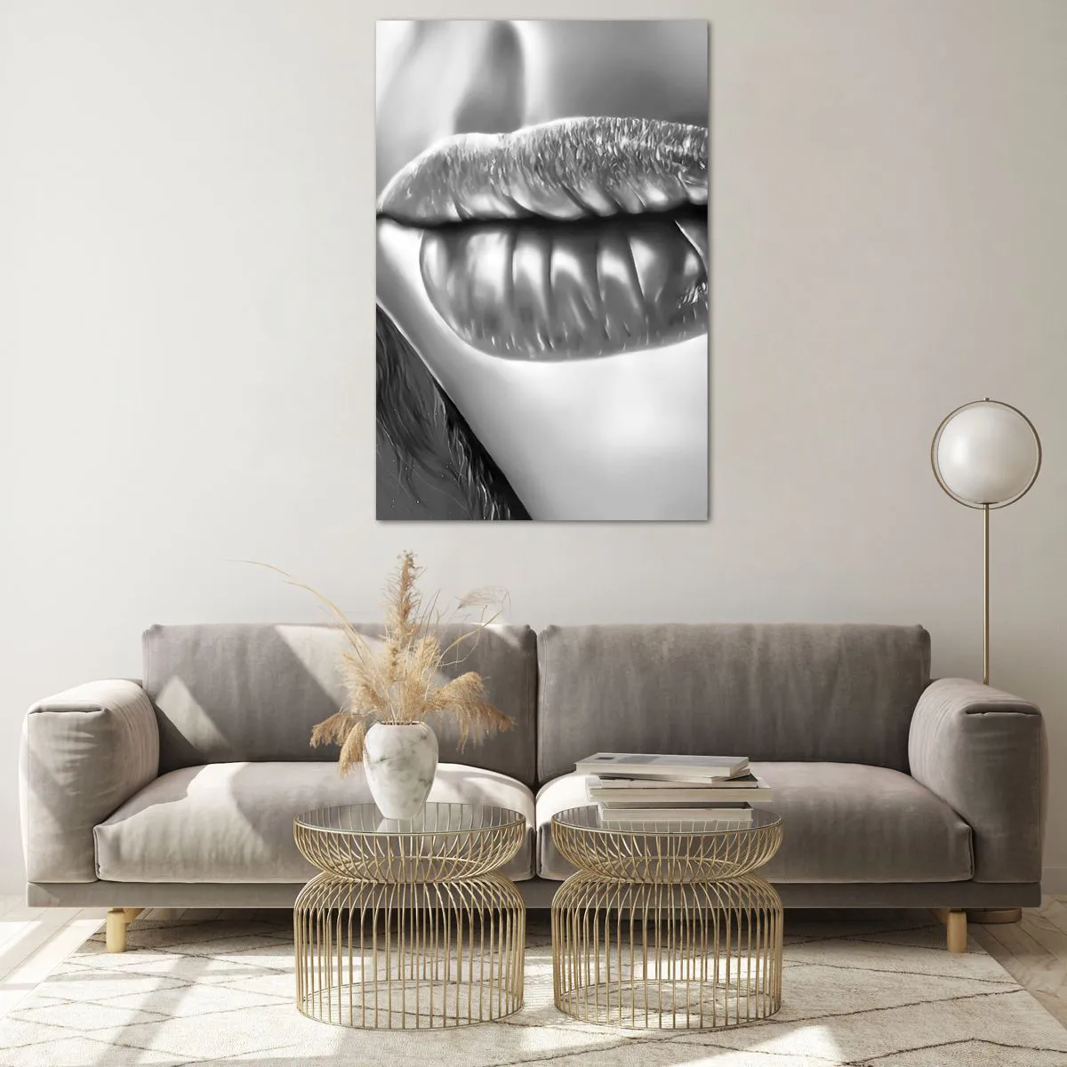 Glasbild - Bild auf glas - Schwarz-weiße Nahaufnahme der Lippen einer Frau mit Glanzeffekt und Details. - 80x120cm - Ich weiß, was du denkst… - Moderne Wanddekoration für Wohnzimmer und Schlafzimmer ARTTOR