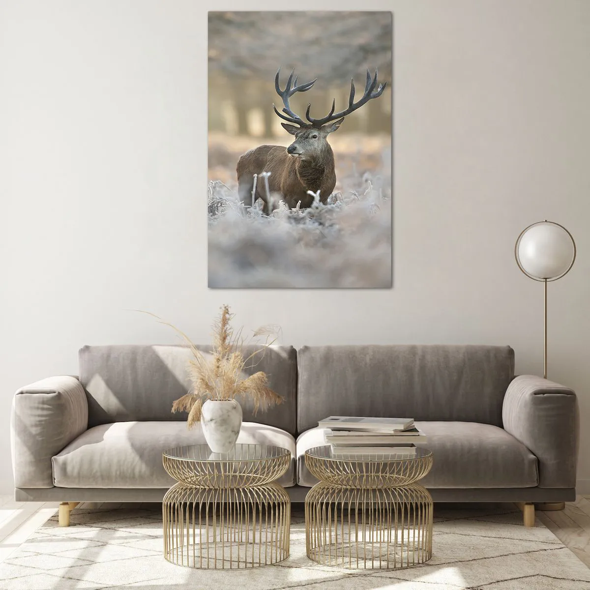 Cuadro sobre vidrio - Impresiones sobre Vidrio - Un ciervo en un claro helado en un bosque invernal con colores sutiles. - 80x120cm - Una mañana fresca - Decoración de pared moderna para salón y dormitorio ARTTOR