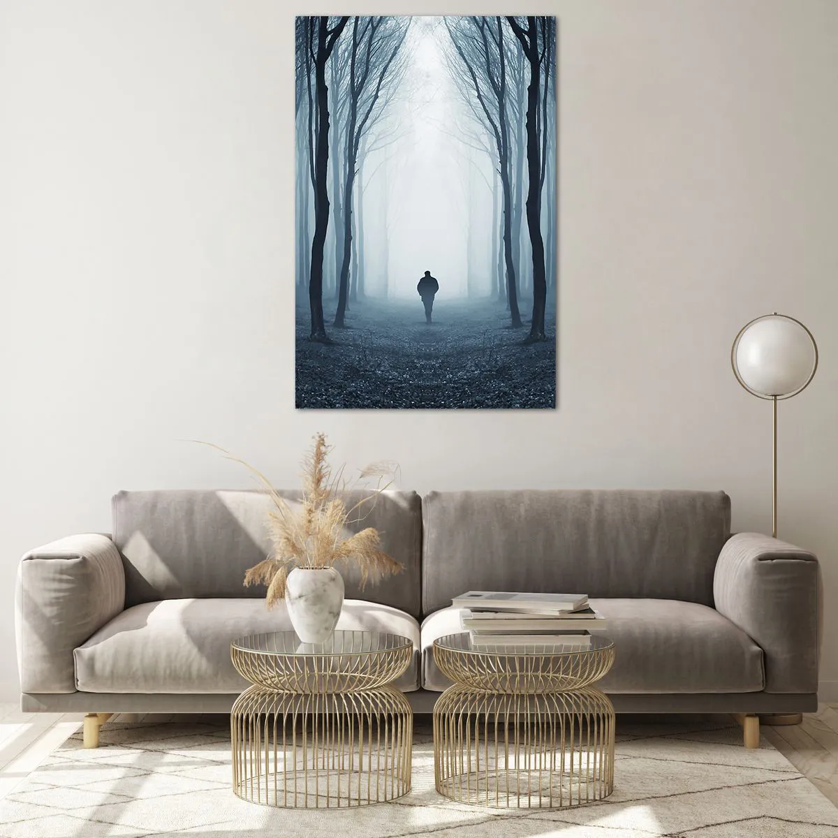 Glasbild - Bild auf glas - Eine Gestalt, die zwischen den Bäumen in einem nebligen Wald spazieren geht - 80x120cm - Alles einfach und übersichtlich - Moderne Wanddekoration für Wohnzimmer und Schlafzimmer ARTTOR