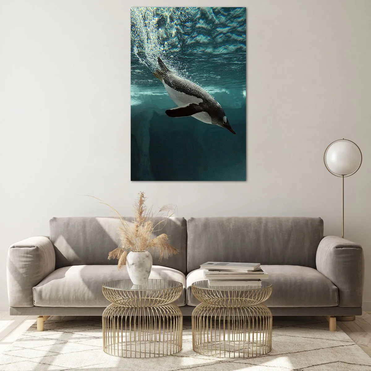 Glasbild - Bild auf glas - Ein Pinguin taucht in die Tiefen des eisigen Wassers - 80x120cm - Willkommen in meiner Welt - Moderne Wanddekoration für Wohnzimmer und Schlafzimmer ARTTOR