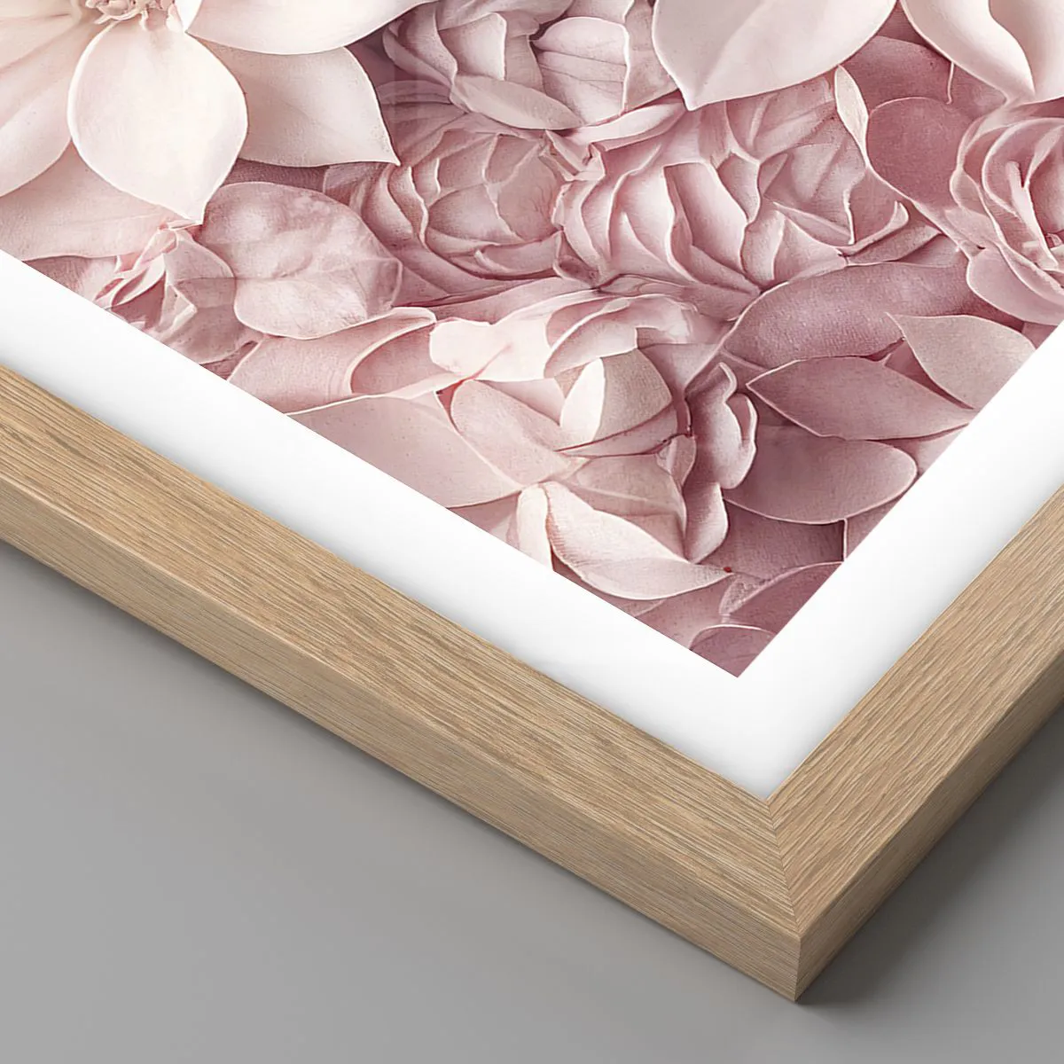 Poster in einem Rahmen aus heller Eiche - In rosa Blütenblättern - 70x50 cm