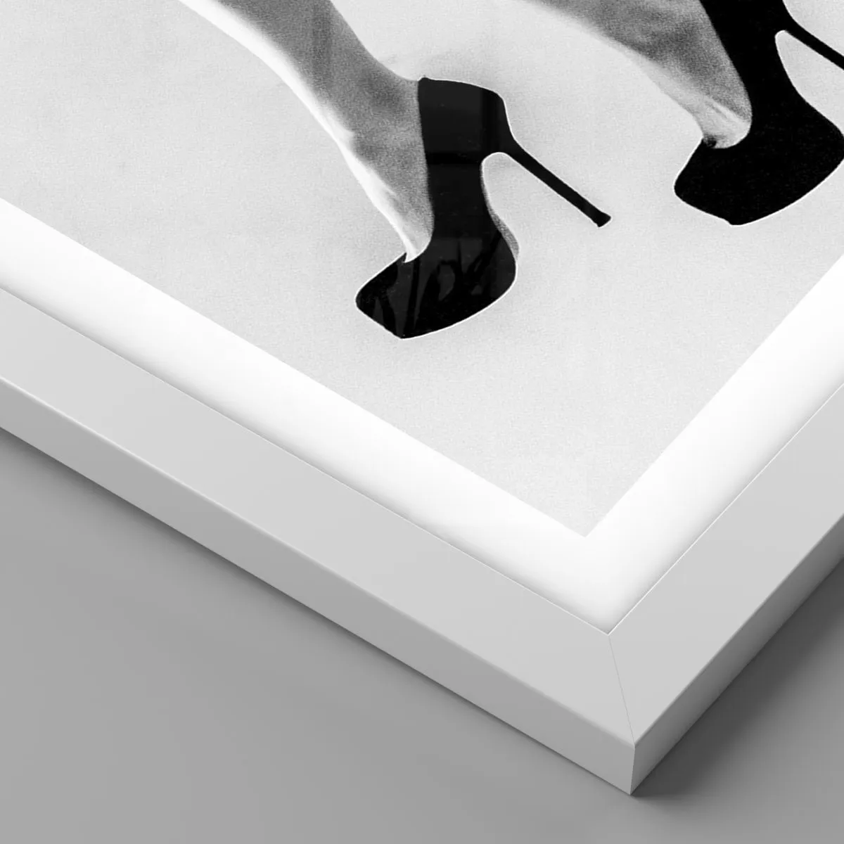 Plakat w białej ramie - Wieczna kobiecość - 50x70 cm