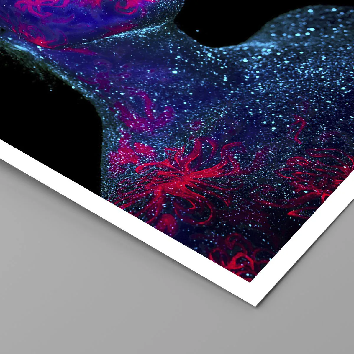 Poster - Eine Frau, die unter UV-Licht mit fluoreszierendem Pollen bedeckt ist. - 50x70cm - Im Sternenstaub - Moderne Wanddekoration für Wohnzimmer und Schlafzimmer ARTTOR