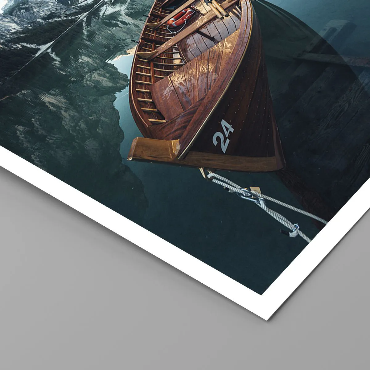 Poster - Ein Holzboot auf einem ruhigen See, umgeben von Bergen - 50x70cm - Wie auf Glas gemalt - Moderne Wanddekoration für Wohnzimmer und Schlafzimmer ARTTOR