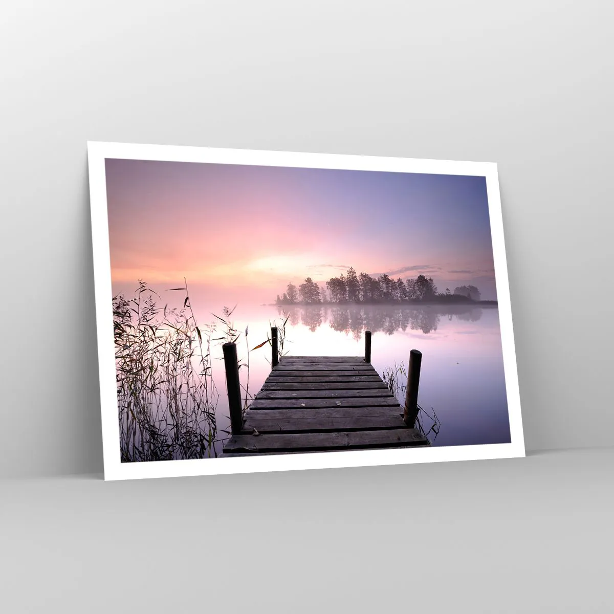 Affiche - Poster - Une jetée au bord du lac à l'aube avec du brouillard et un ciel pastel - 100x70cm - De la brume lilas… - Décoration murale moderne pour le salon et la chambre ARTTOR