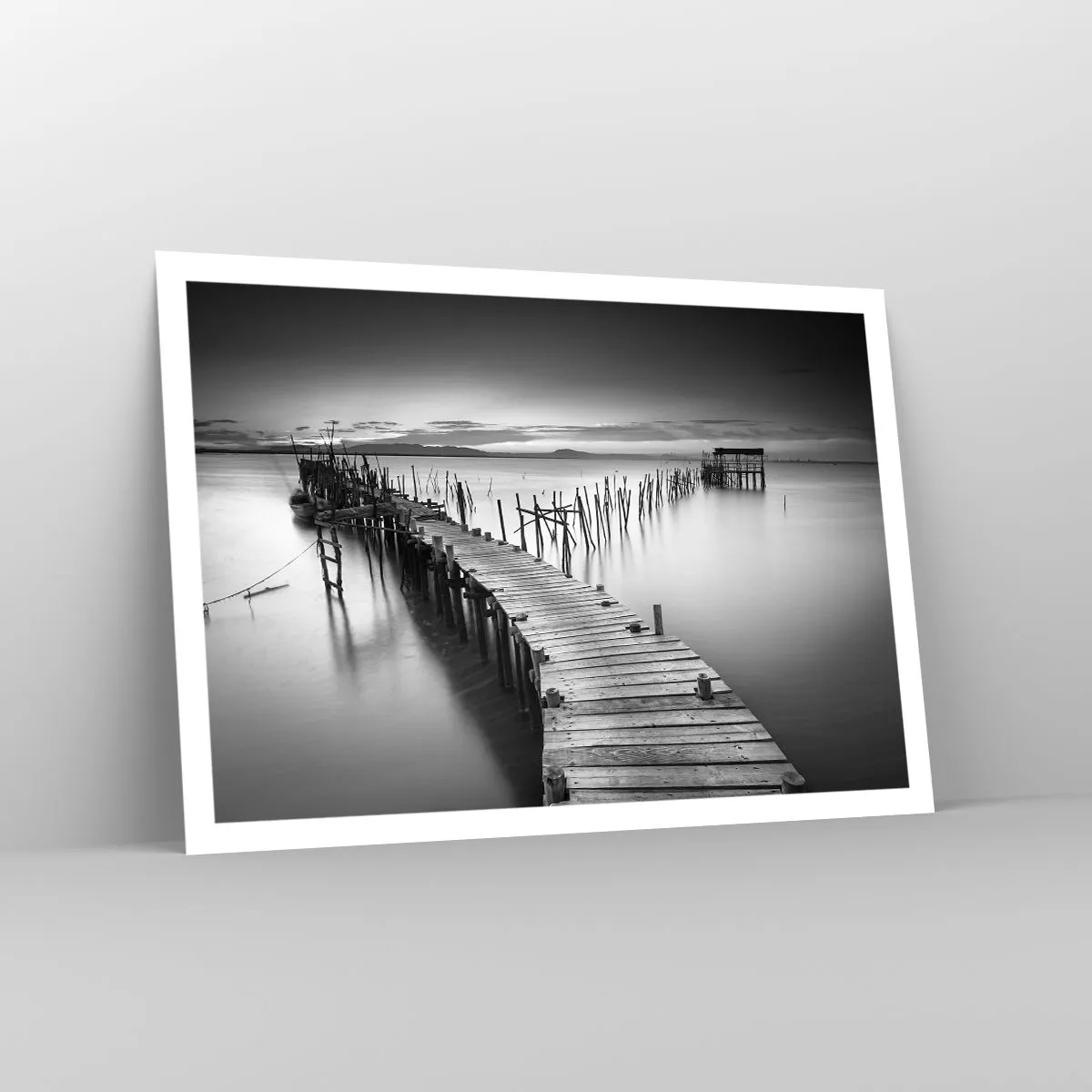 Poster - Ein Holzsteg an einem ruhigen See in Grautönen - 100x70cm - Der Frieden eines vergessenen Ufers - Moderne Wanddekoration für Wohnzimmer und Schlafzimmer ARTTOR