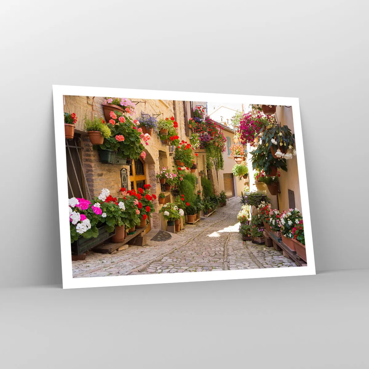 Affiche - Poster - Une rue avec des pots de fleurs et des murs de pierre - 100x70cm - Une inondation de fleurs  - Décoration murale moderne pour le salon et la chambre ARTTOR