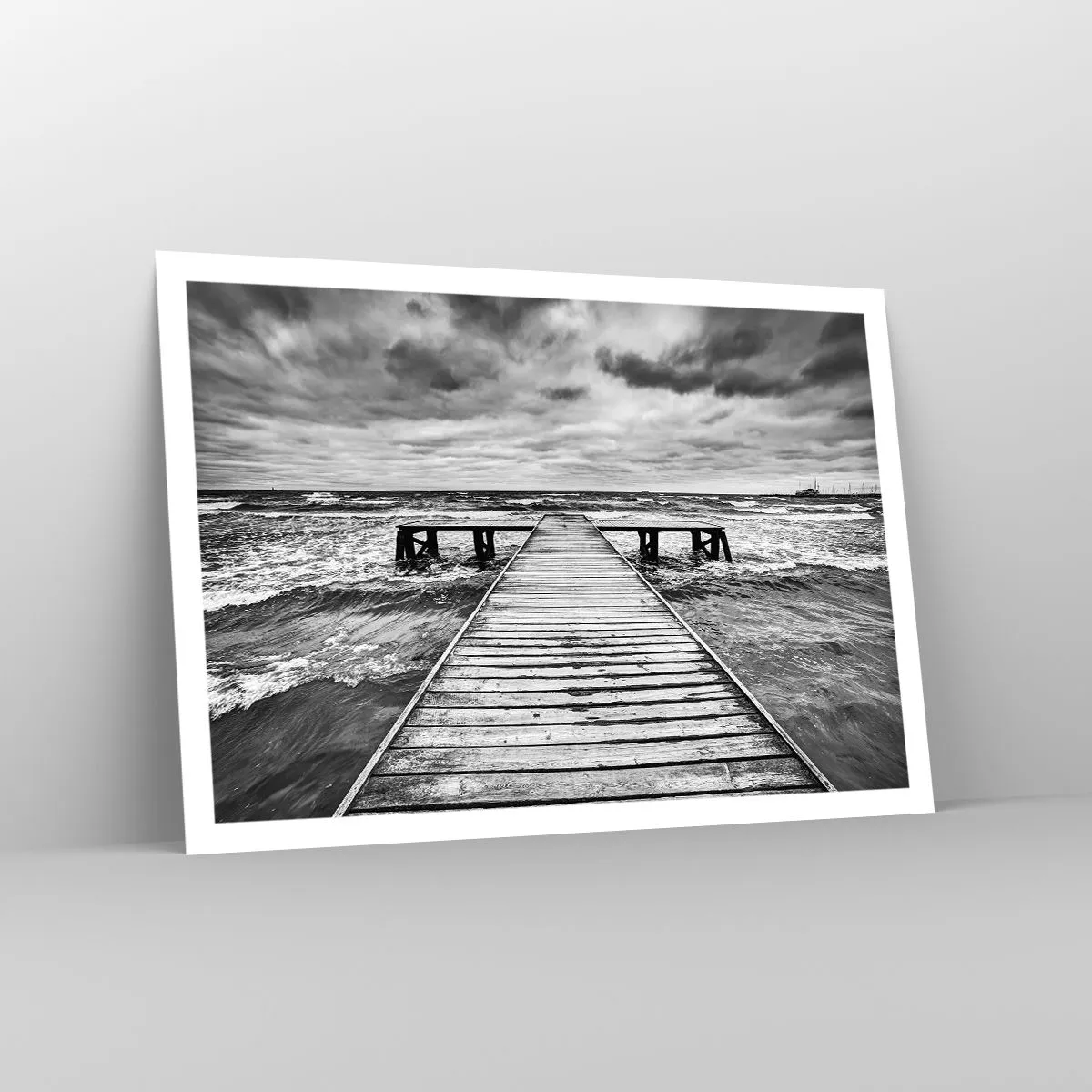 Poster - Eine Schwarz-Weiß-Ansicht eines Holzstegs über einer stürmischen See. - 100x70cm - Ich warte darauf, dass der Wind wegjagt... - Moderne Wanddekoration für Wohnzimmer und Schlafzimmer ARTTOR