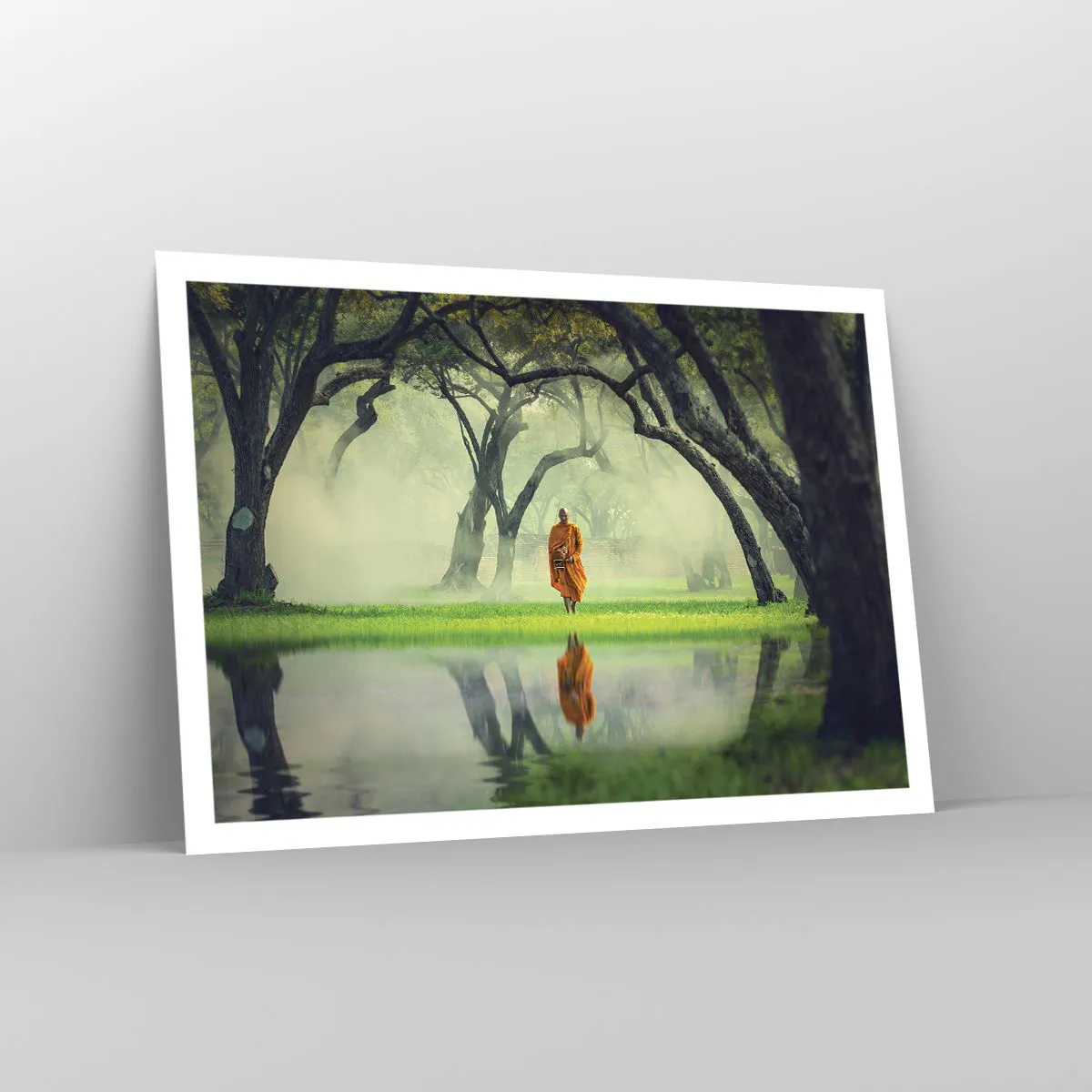 Plakat - Mnich w pomarańczowej szacie w lesie z mglistym tłem i odbiciem w wodzie - 100x70cm - W drodze do oświecenia - Nowoczesna dekoracja ścienna do salonu i sypialni ARTTOR