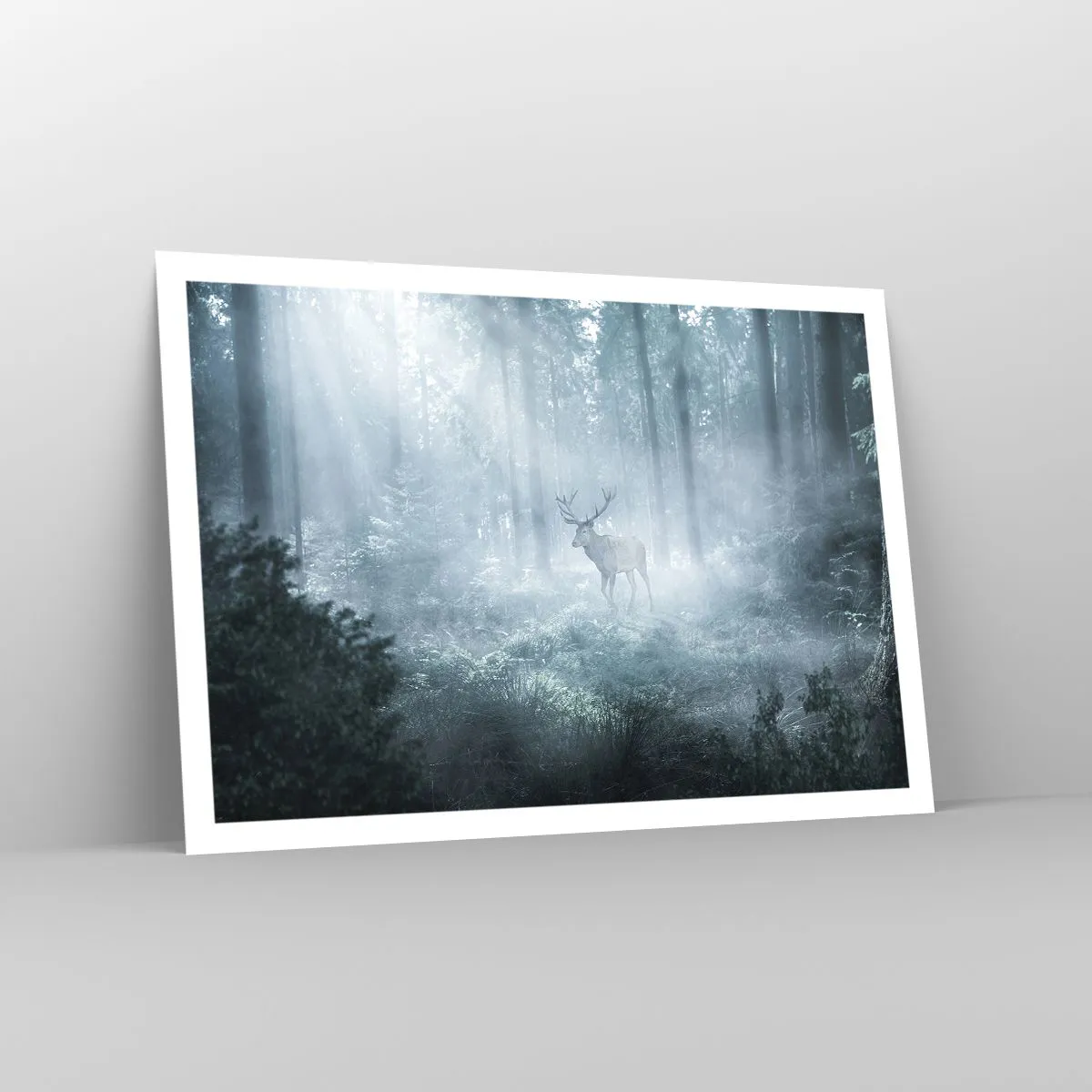 Affiche - Poster - Un cerf dans une forêt dense enveloppée de brume matinale - 100x70cm - Visite matinale du domaine - Décoration murale moderne pour le salon et la chambre ARTTOR