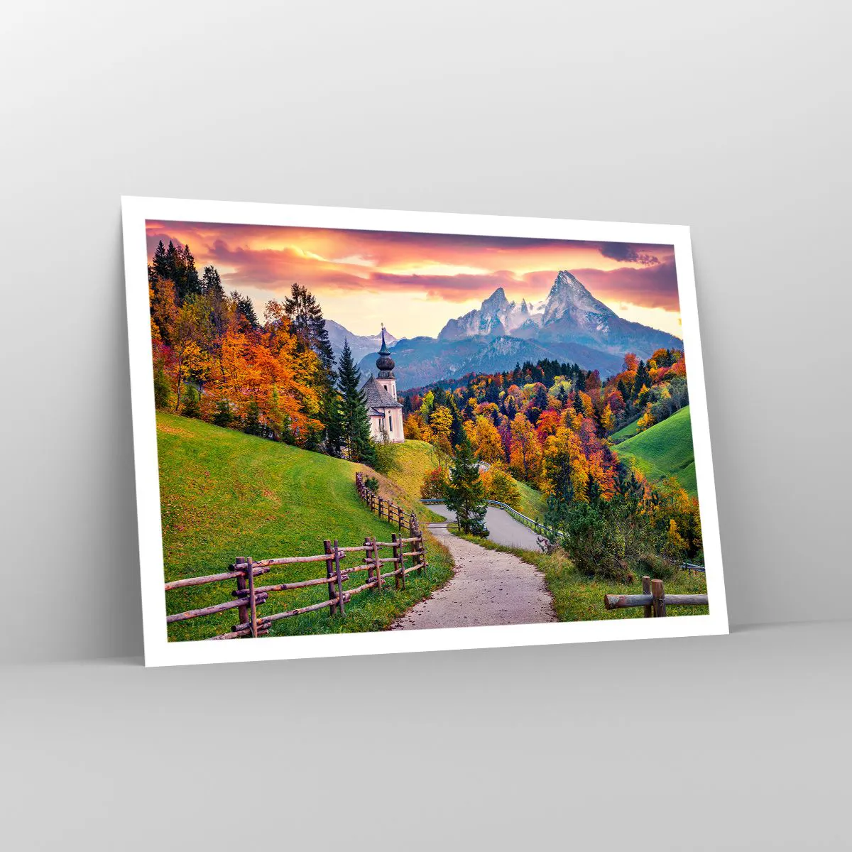 Poster - Paesaggio montano autunnale con cappella e tramonto - 100x70cm - Un paesaggio come dipinto - Decorazione murale moderna per soggiorno e camera da letto ARTTOR