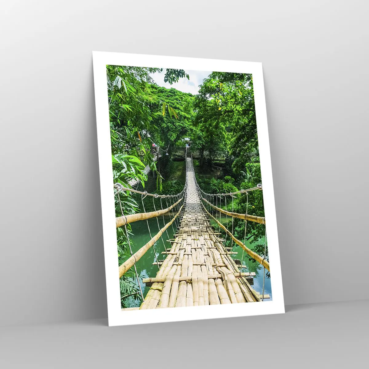 Affiche - Poster - Un pont suspendu en bambou entouré de verdure tropicale - 50x70cm - Pont de singe en pleine nature - Décoration murale moderne pour le salon et la chambre ARTTOR