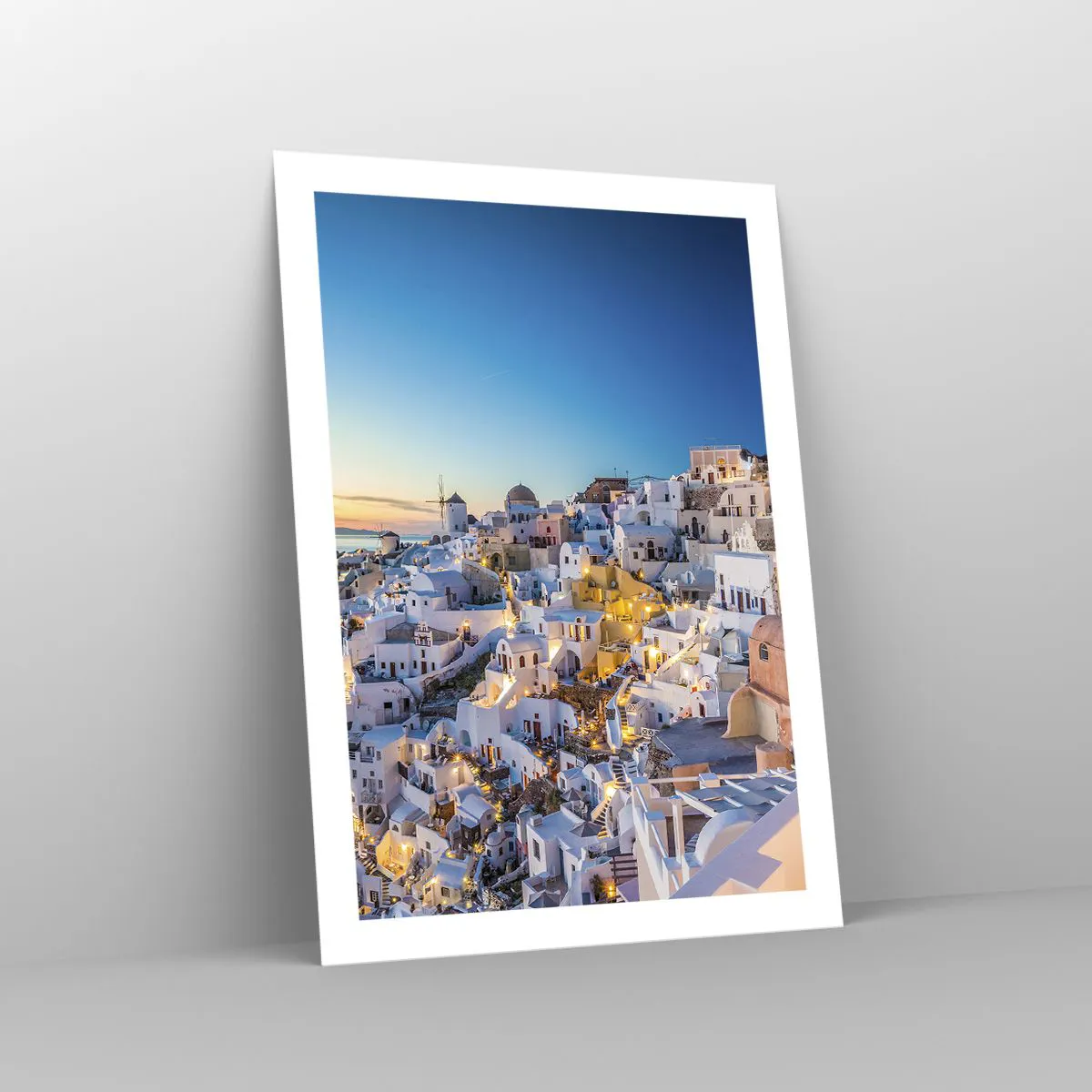 Affiche - Poster - Vue des maisons illuminées de Santorin au coucher du soleil - 50x70cm - L'essence de la grecque - Décoration murale moderne pour le salon et la chambre ARTTOR