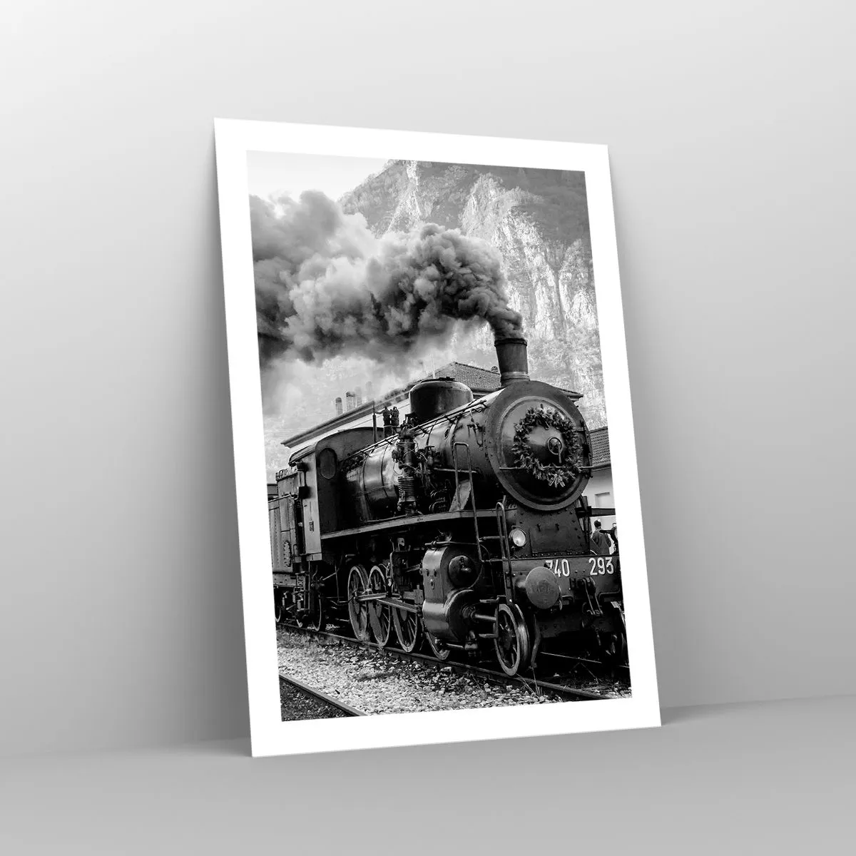 Affiche - Poster - Une locomotive à vapeur avec de la vapeur montante dans un décor montagneux - 50x70cm - Attend à la gare... - Décoration murale moderne pour le salon et la chambre ARTTOR