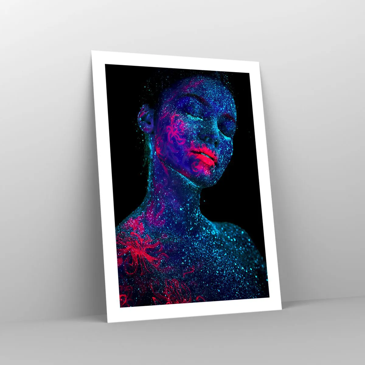 Poster - Eine Frau, die unter UV-Licht mit fluoreszierendem Pollen bedeckt ist. - 50x70cm - Im Sternenstaub - Moderne Wanddekoration für Wohnzimmer und Schlafzimmer ARTTOR