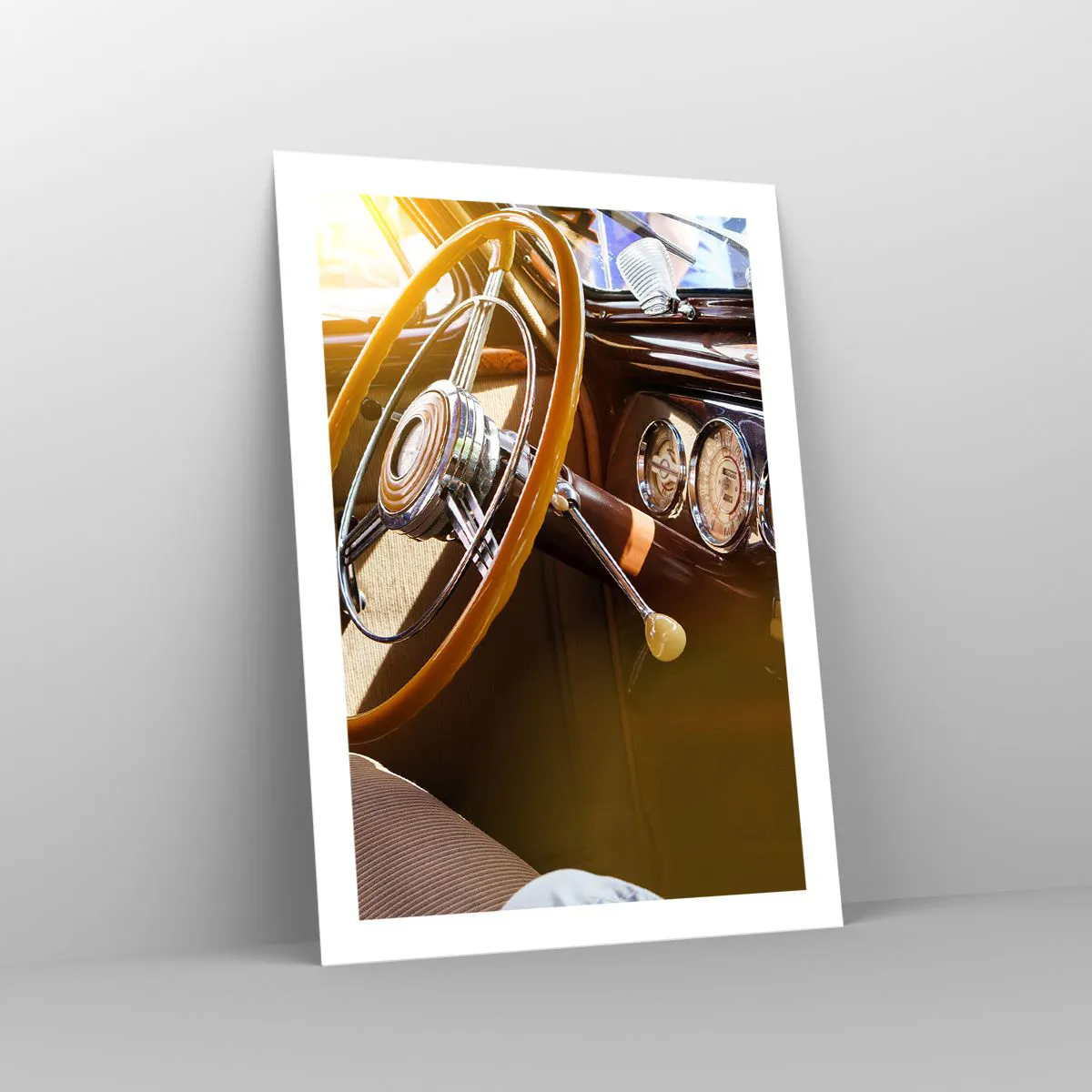Póster - Interior de un coche clásico con volante. - 50x70cm - Un soplo de lujo del pasado - Decoración de pared moderna para salón y dormitorio ARTTOR