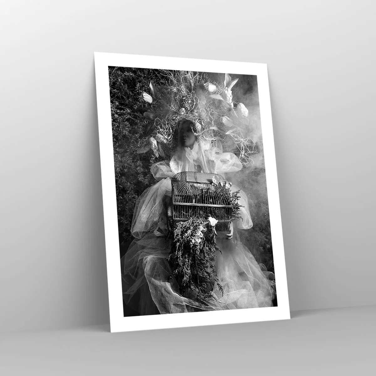 Plakat - Kobieta w sukni otoczona naturą w czarno-białej fotografii - 50x70cm - Sama Matka – Natura - Nowoczesna dekoracja ścienna do salonu, kuchni i sypialni ARTTOR