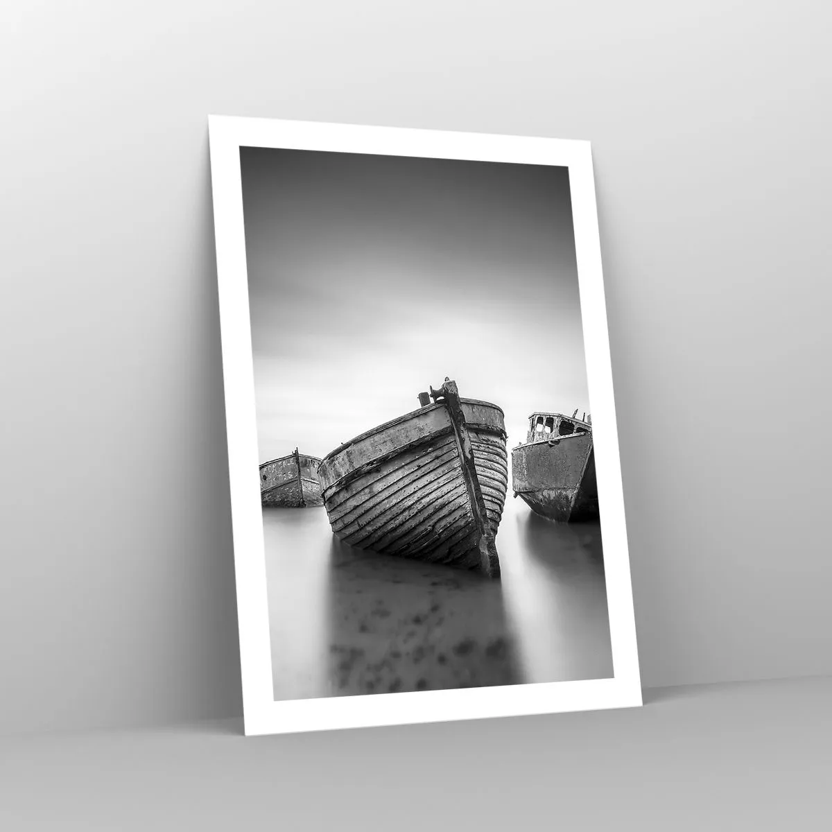 Poster - Ripresa in bianco e nero di vecchie barche in acque calme - 50x70cm - Sono solo ricordi... - Decorazione murale moderna per soggiorno e camera da letto ARTTOR