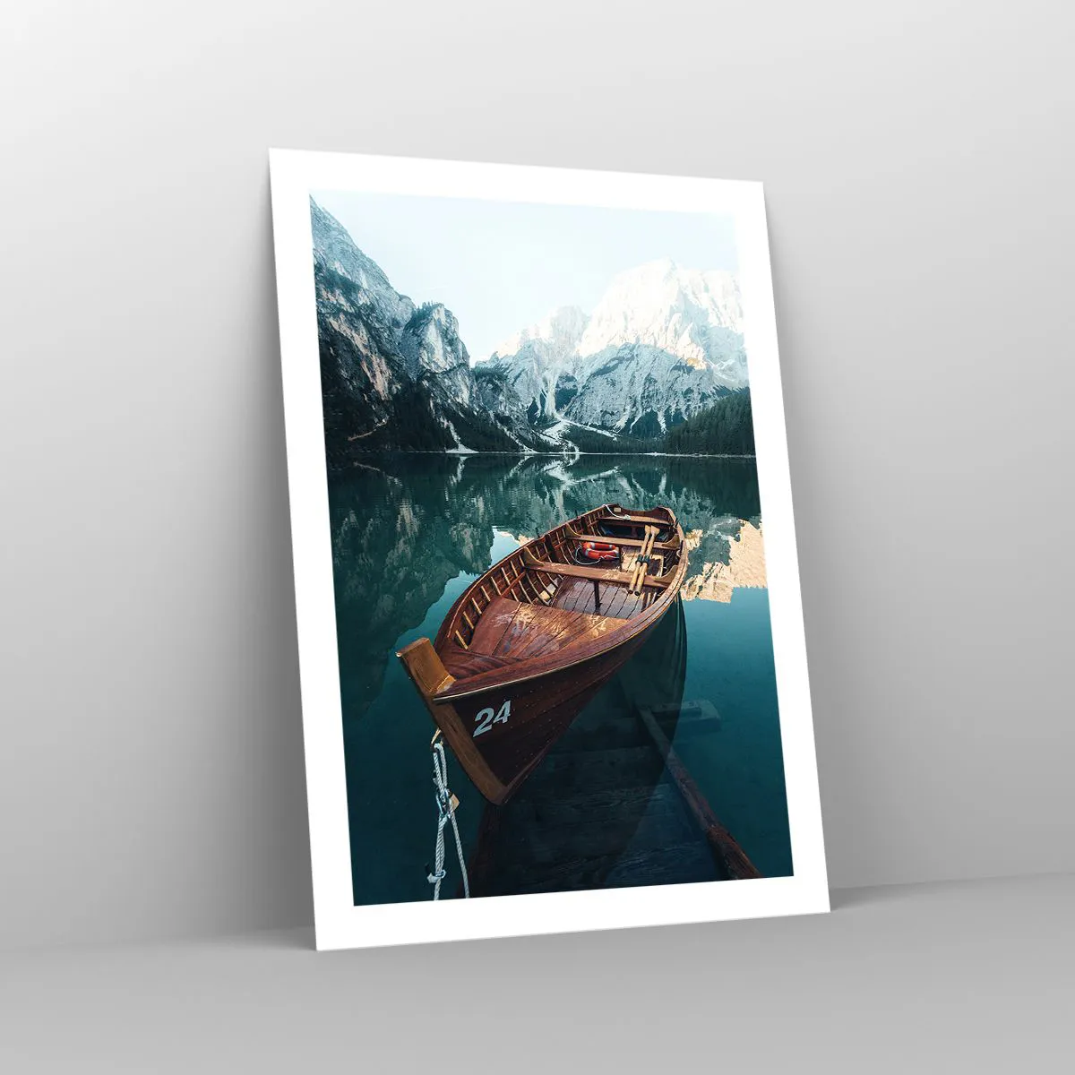 Poster - Ein Holzboot auf einem ruhigen See, umgeben von Bergen - 50x70cm - Wie auf Glas gemalt - Moderne Wanddekoration für Wohnzimmer und Schlafzimmer ARTTOR