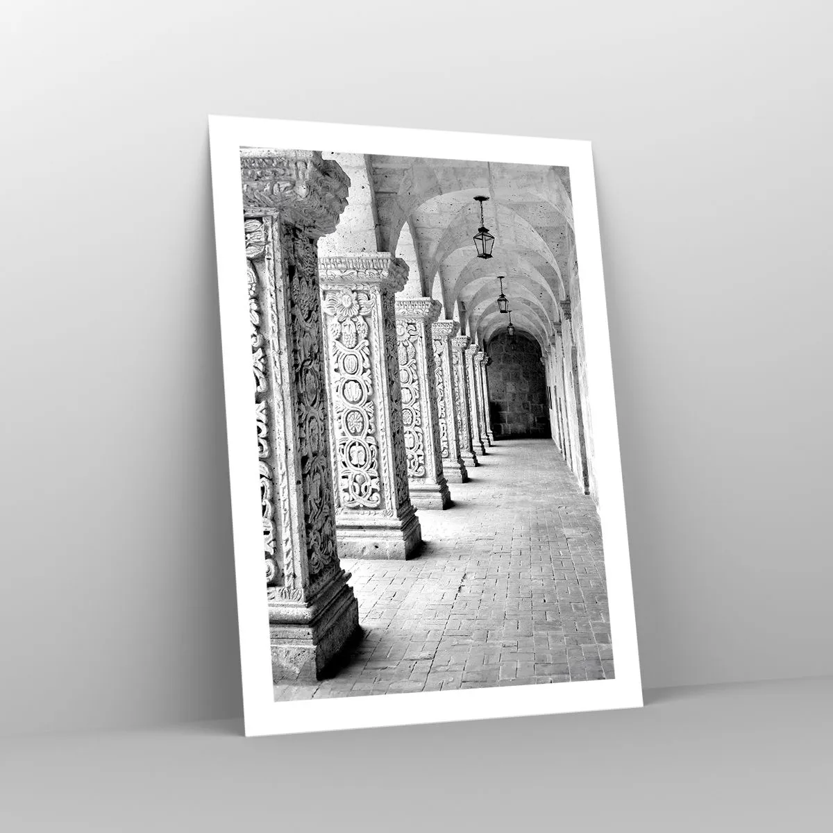 Poster - Ein Schwarzweißfoto eines historischen Kreuzgangs mit Säulen - 50x70cm - Und wo geht’s hin...? - Moderne Wanddekoration für Wohnzimmer und Schlafzimmer ARTTOR