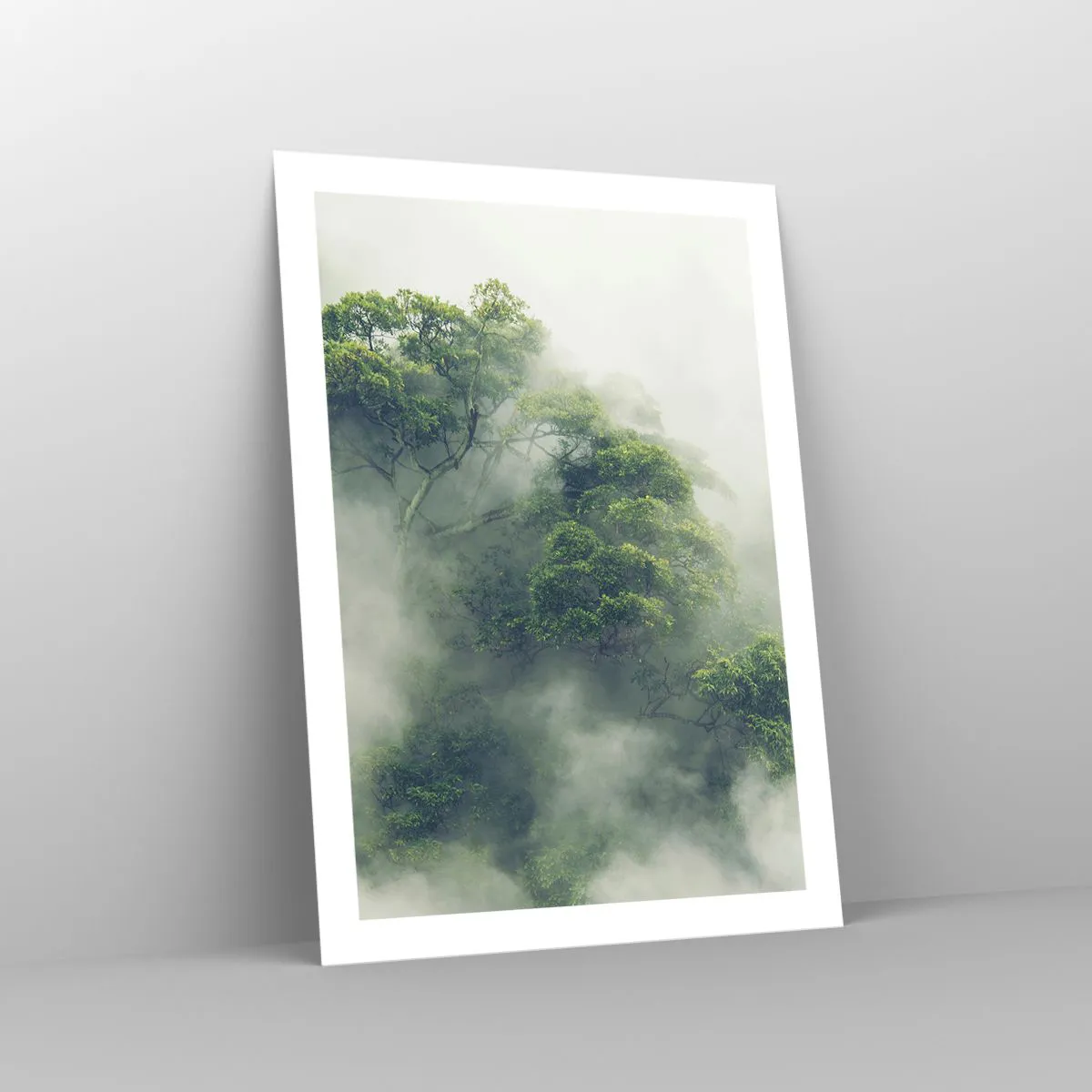 Poster - Cime verdi degli alberi nascoste nella fitta e misteriosa nebbia - 50x70cm - Avvolti dalla nebbia - Decorazione murale moderna per soggiorno e camera da letto ARTTOR