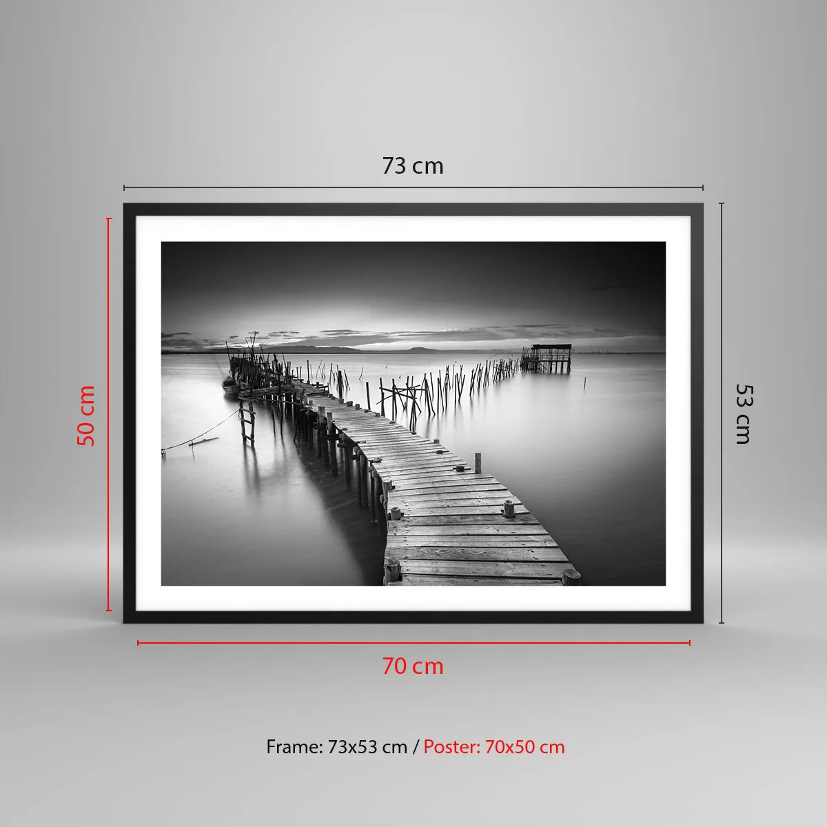 Affiche dans un cadre noir - Poster - Une jetée en bois sur un lac calme dans des tons de gris - 70x50cm - La paix d'un rivage oublié - Décoration murale moderne pour le salon et la chambre ARTTOR