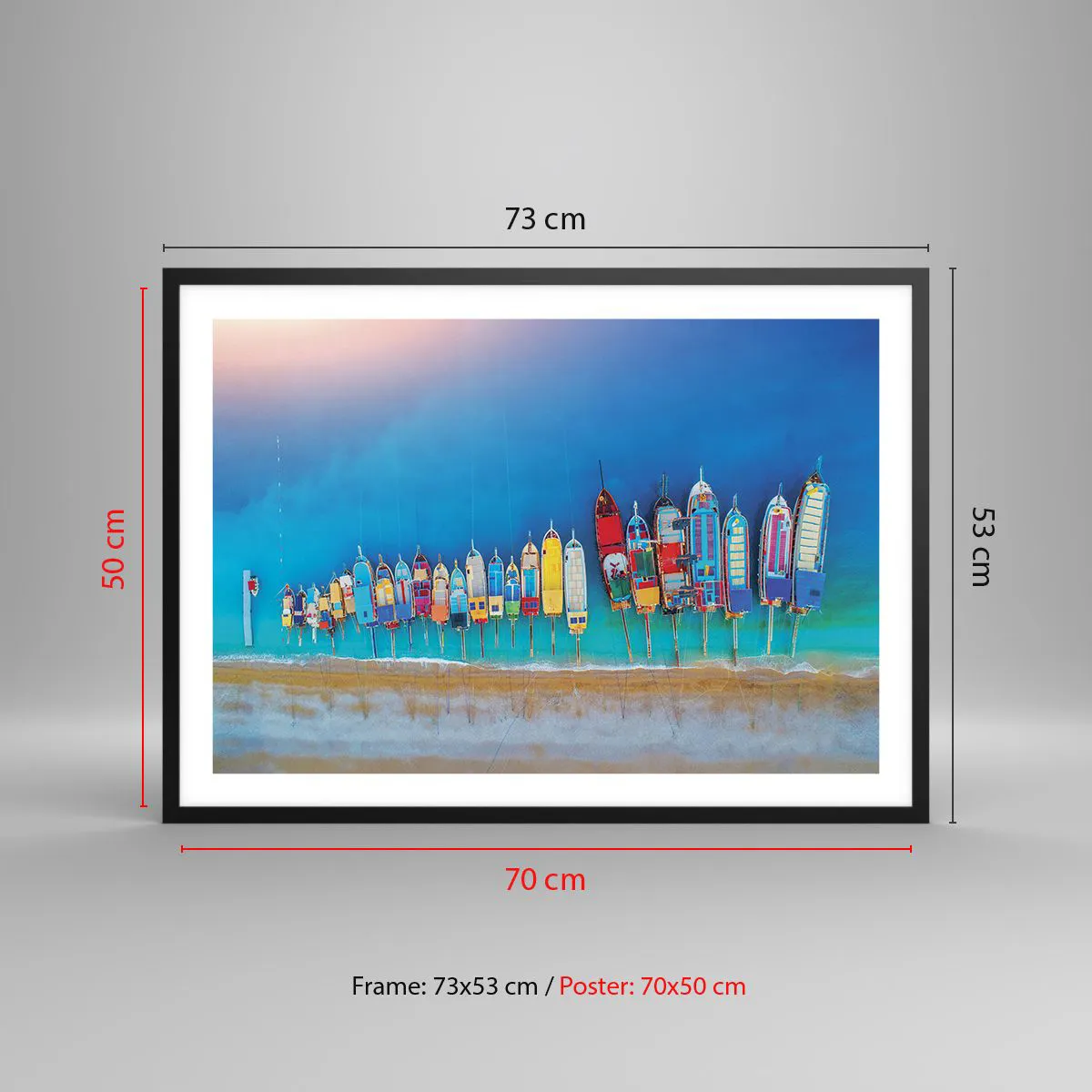 Poster in einem schwarzem Rahmen - Bunte Boote in einer Reihe am Ufer aufgereiht - 70x50cm - Aus der Vogelperspektive - Moderne Wanddekoration für Wohnzimmer und Schlafzimmer ARTTOR