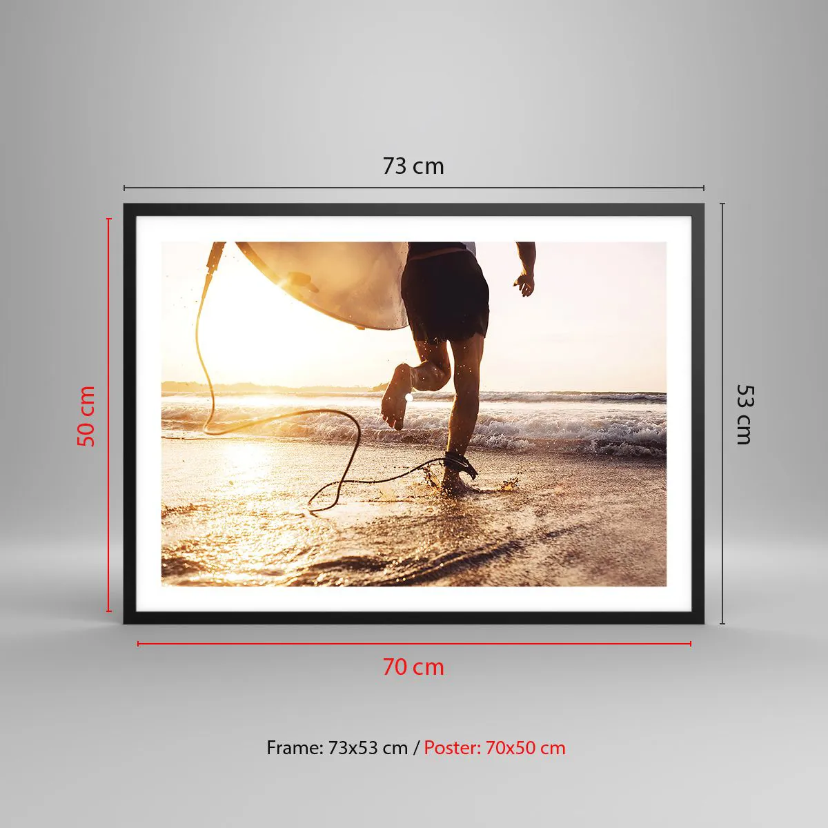 Poster in einem schwarzem Rahmen - Ein Surfer läuft mit seinem Brett in der Sonne am Strand entlang. - 70x50cm - Um die Welle zu treffen - Moderne Wanddekoration für Wohnzimmer und Schlafzimmer ARTTOR