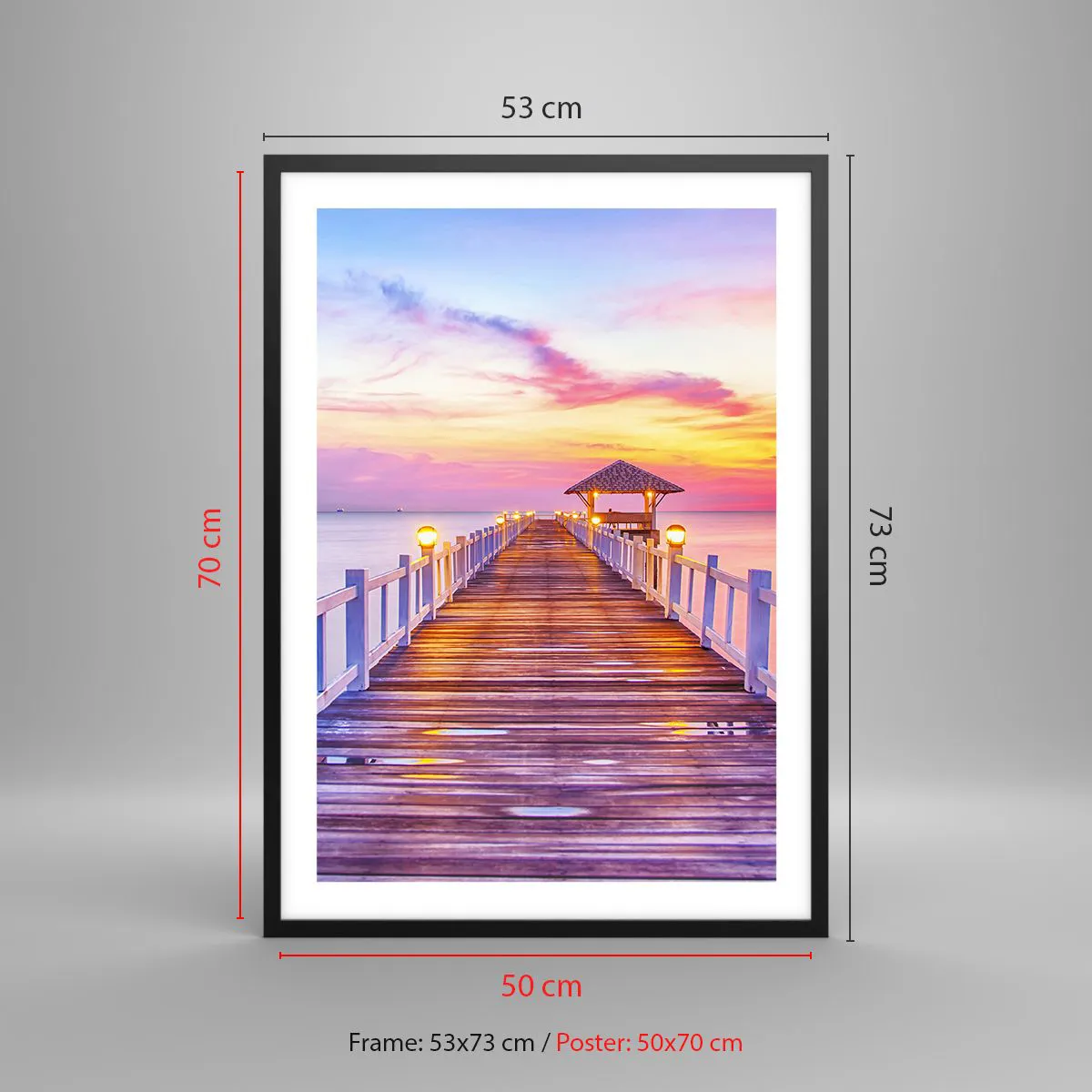 Plakát v černém rámu - Molo s altánem osvětlené zapadajícím sluncem - 50x70cm - Liliově-zlaté ticho večera - Moderní nástěnná dekorace do obývacího pokoje a ložnice ARTTOR